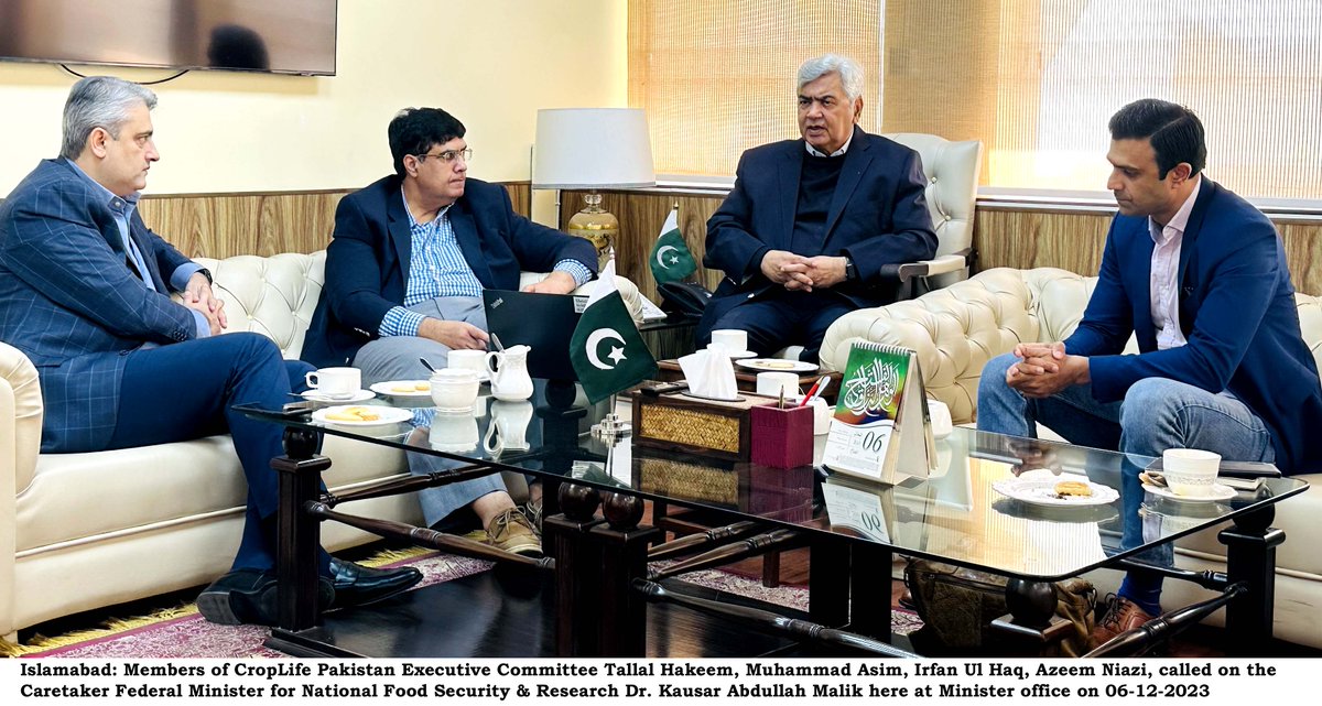Islamabad: Members of CropLife Pakistan Executive Committee Tallal Hakeem, Muhammad Asim, Irfan Ul Haq, Azeem Niazi, called on the Caretaker Federal Minister for National Food Security & Research Dr. Kausar Abdullah Malik here at Minister office on 06-12-2023