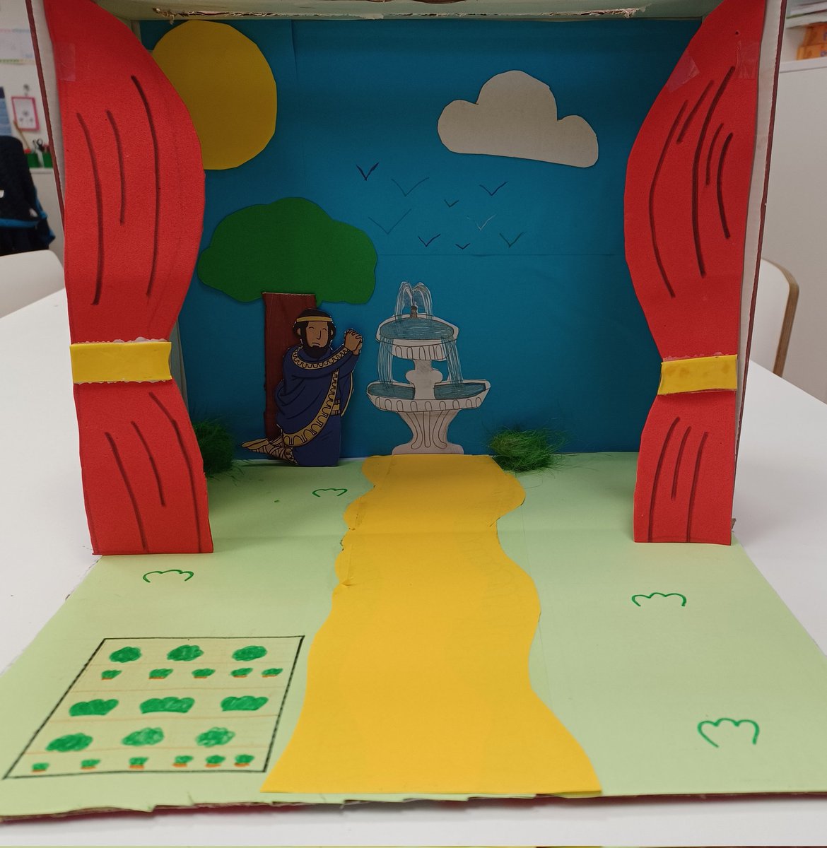 VerduraGiuseppe's tweet photo. #CreativeMindsAtWork at the @BritishValencia: Year 5 students bring King Midas to life with their original scripts, self-made theaters, and recorded brilliance. 🎬📚 #StudentShowcase #InnovativeLearning https://t.co/GKhF5KYJV2