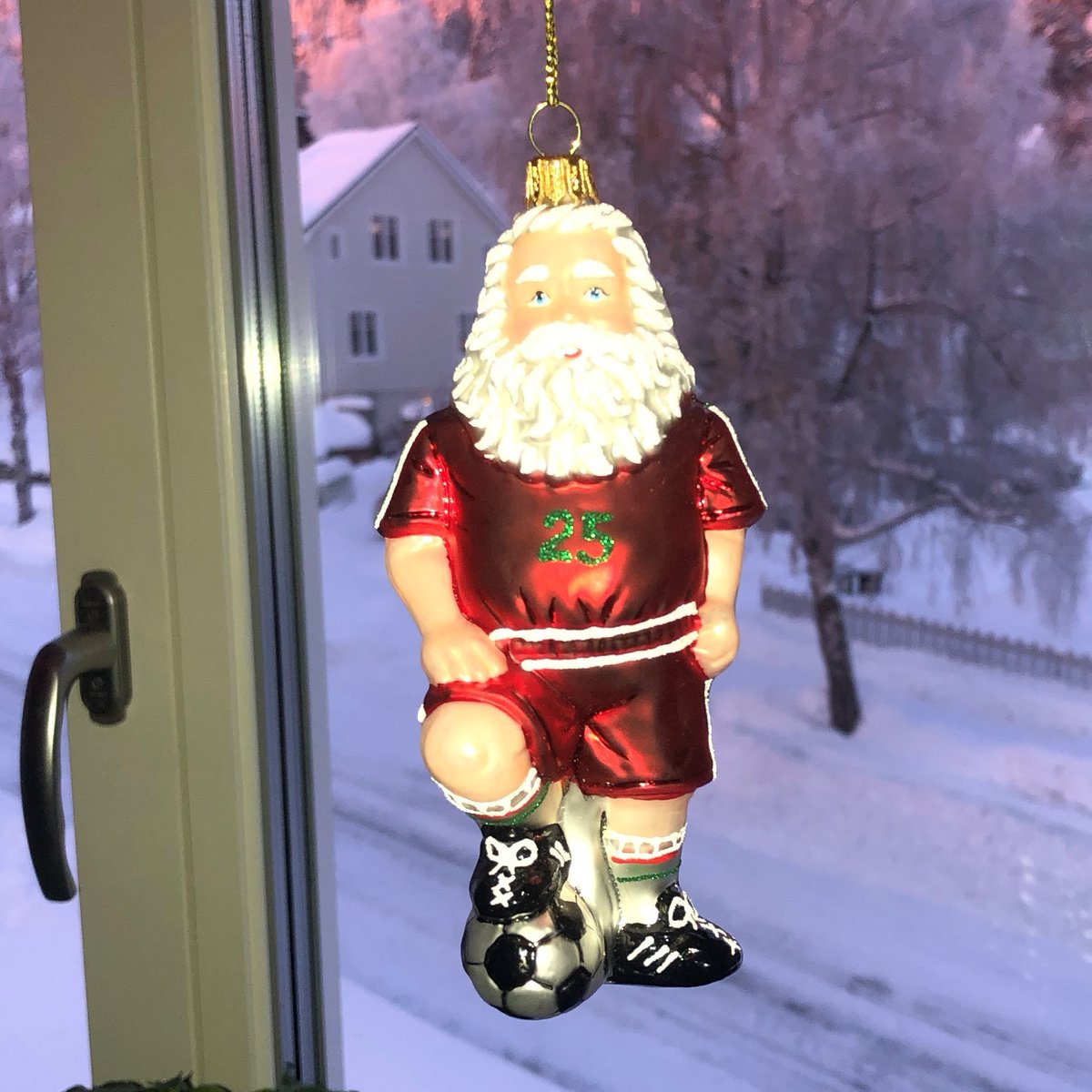 Egentligen är jag inte förvånad över att min poddpolare <a href="/Elinsmulan/">ElinOlofssonWriter</a> inte kan hålla i sär Beckham och Tomten i senast avsnittet av podden. I fjol fick jag den här i julklapp av henne.
open.spotify.com/episode/7sNeS1…