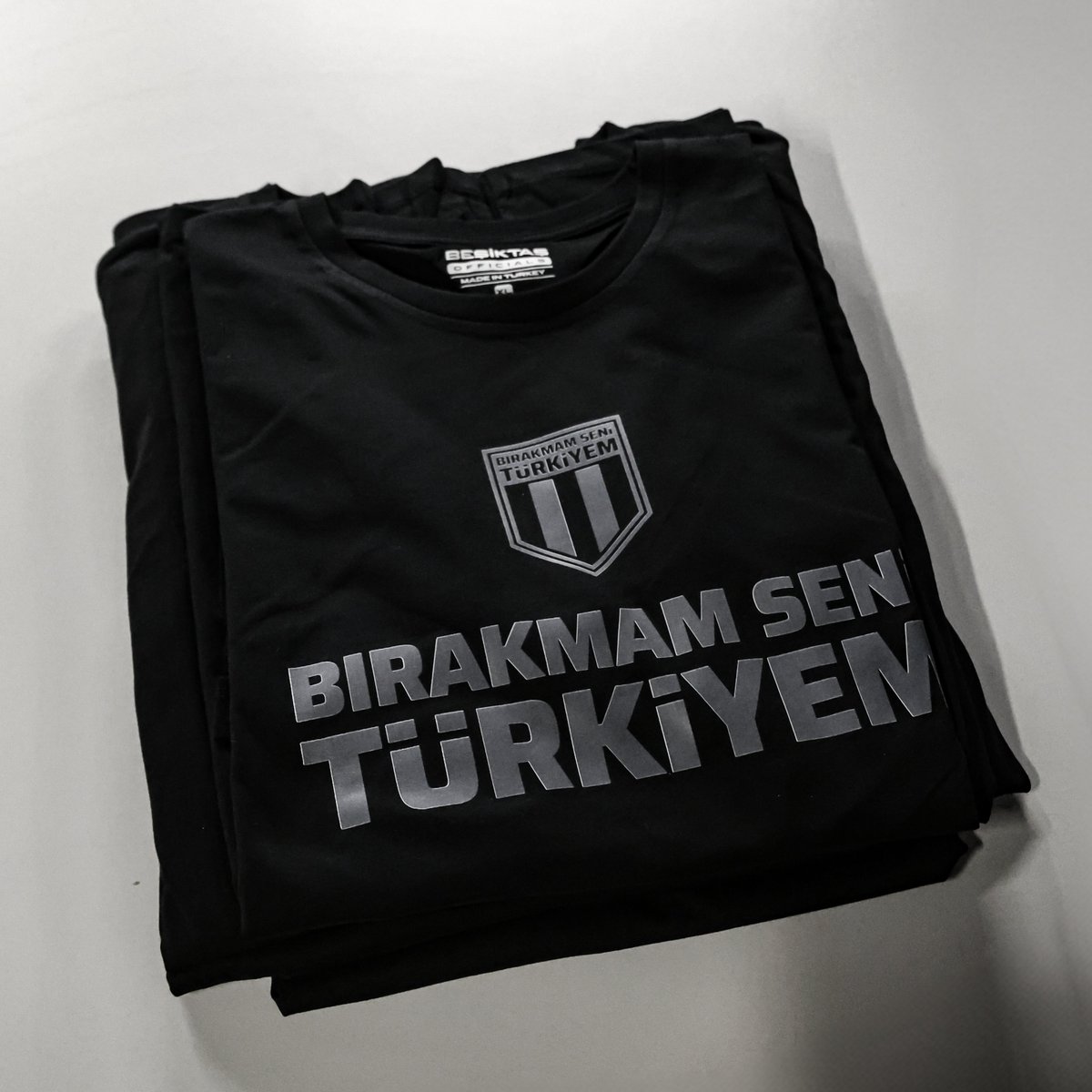 CmkSportive's tweet photo. Bırakmam Seni Türkiyem! Tişörtlerimiz satışta. Sen de linke tıklayarak ürünlerimizi detaylı inceleyebilir sipariş verebilirsin.
https://t.co/kauYfGiCVv
#CmkSportive #CmkGroup #besiktas #adidas #cumhuriyetbayramı #cumhuriyet #cumhuriyet100yaşında #bayrak #türkiye #tişört https://t.co/WYKk4V74el