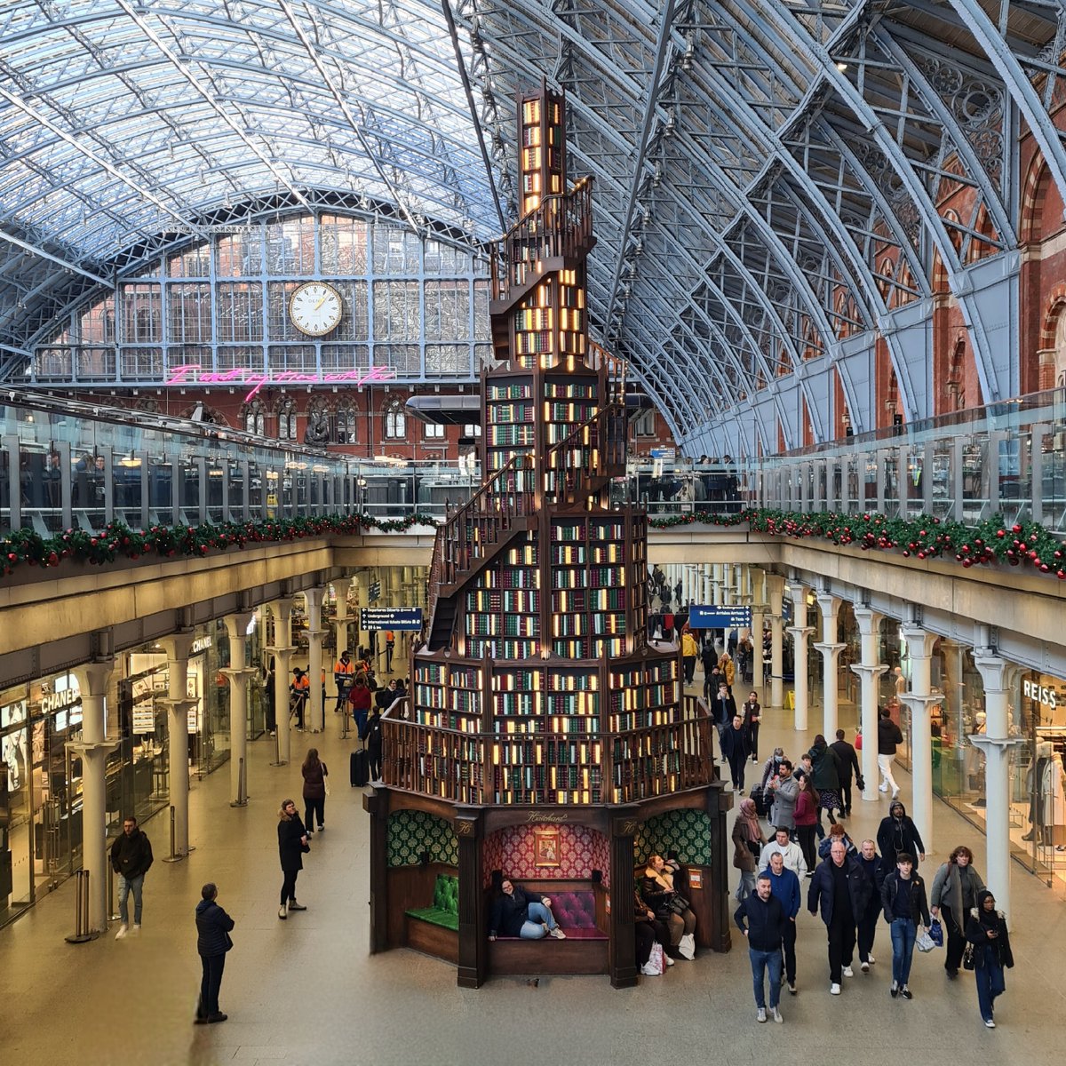 We heard about the #StPancras Christmas tree, and we just had to go and take a look ourselves 🎄 We couldn’t let the opportunity to see a Christmas tree with 270 shelves containing more than 3,800 hand-painted books pass us by 🤩 Have you had a chance to see it yet? #agencylife