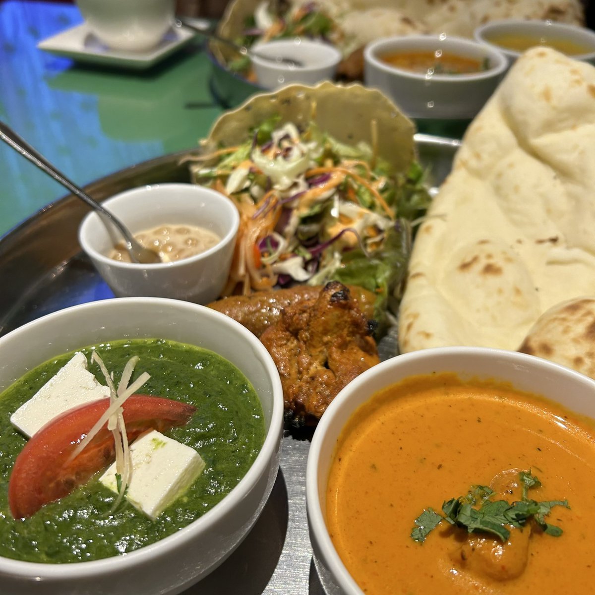 ご近所さんのhiromiちゃんとカレーランチ🥰🍛美味しいカレーと直太朗ライブの感想、hitomiちゃんの恋バナなど盛り沢山でお腹も心も満腹💓更なる沼に引き込むためDVDやら会報誌やらいっぱいレンタルしました😎💓それにしても、どの季節の直太朗もかっこ良いな〜