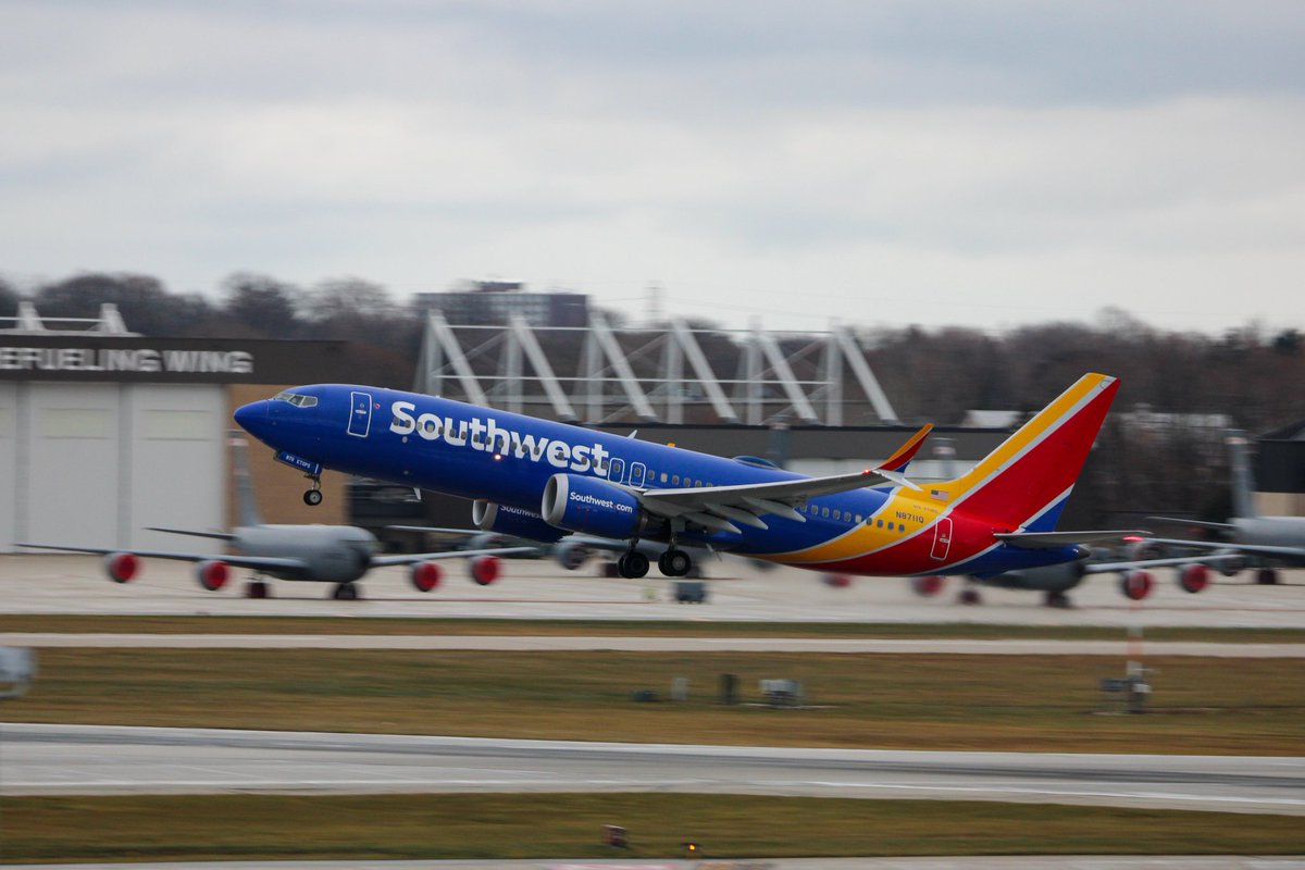 Southwest 737 takes off from MKE in front of the Wisconsin ANG 124 Refueling Wing - December 3rd 2023 @SouthwestAir @MitchellAirport