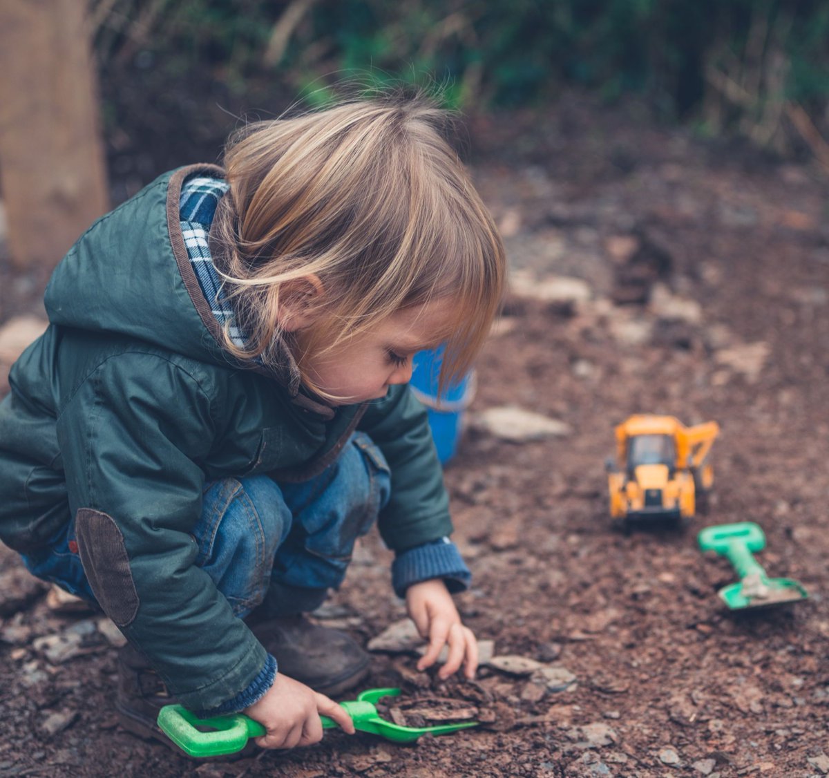 ❄ It might be low temperatures but that doesn't have to mean no #outdoorplay. Bundle up and head outside with our #natureplay booklet, and use the suggested activities to spark some #playinspiration this week 👣 #playmore buff.ly/3SSoygD