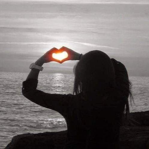 ليت الهواء انفاسك واتنفسه دووم
ياللي غلاك  فالقلب جالس وساكن
ليتك نســيم الليل يا ورد مشمووم 
يفووح عطرك في جمييع الأماكـــن🫶🏻💖