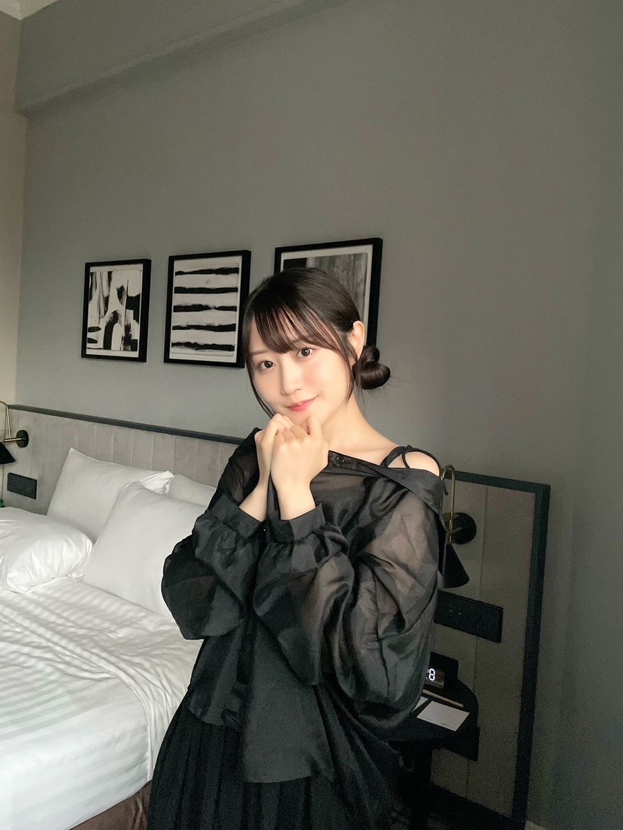 YuitabiOfficial's tweet photo. *+:｡.｡:+**+:｡
   #小倉唯　写真集
 　  『ゆいたび』
 2024年2月7日発売
 　     　*+:｡.｡:+**+:｡ 

少しだけいつもと違う、シックでアンニュイなイメージです🖤

🪄予約はこちら
https://t.co/i4W9wcRHQS

#ゆいたび https://t.co/4Tmh9Z3C00