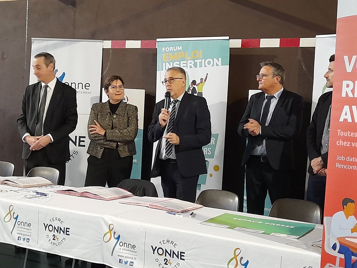 Signature de la convention @pole_emploi et <a href="/conseil/">Bons conseils</a> départemental de l'yonne ce matin au #forum emploi d'Auxerre