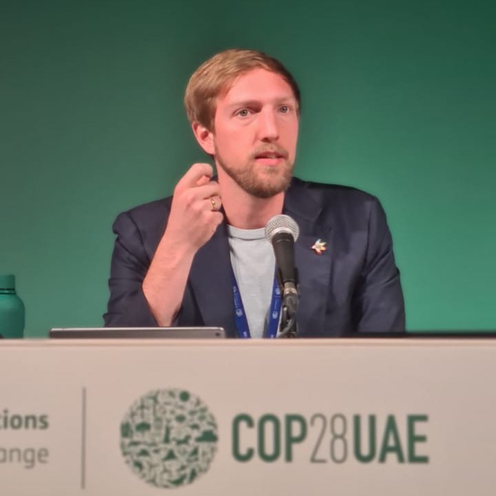 Platforma4Dev's tweet image. Our young local elected official @CAchtelik (@Koeln) speaking this morning in this #COP28 side event on youth &amp;amp; science-based policy:

&quot;Navigating climate change mitigation efforts without monitoring is similar as driving a car whose speedometer doesn&apos;t work, and actually worse&quot;
