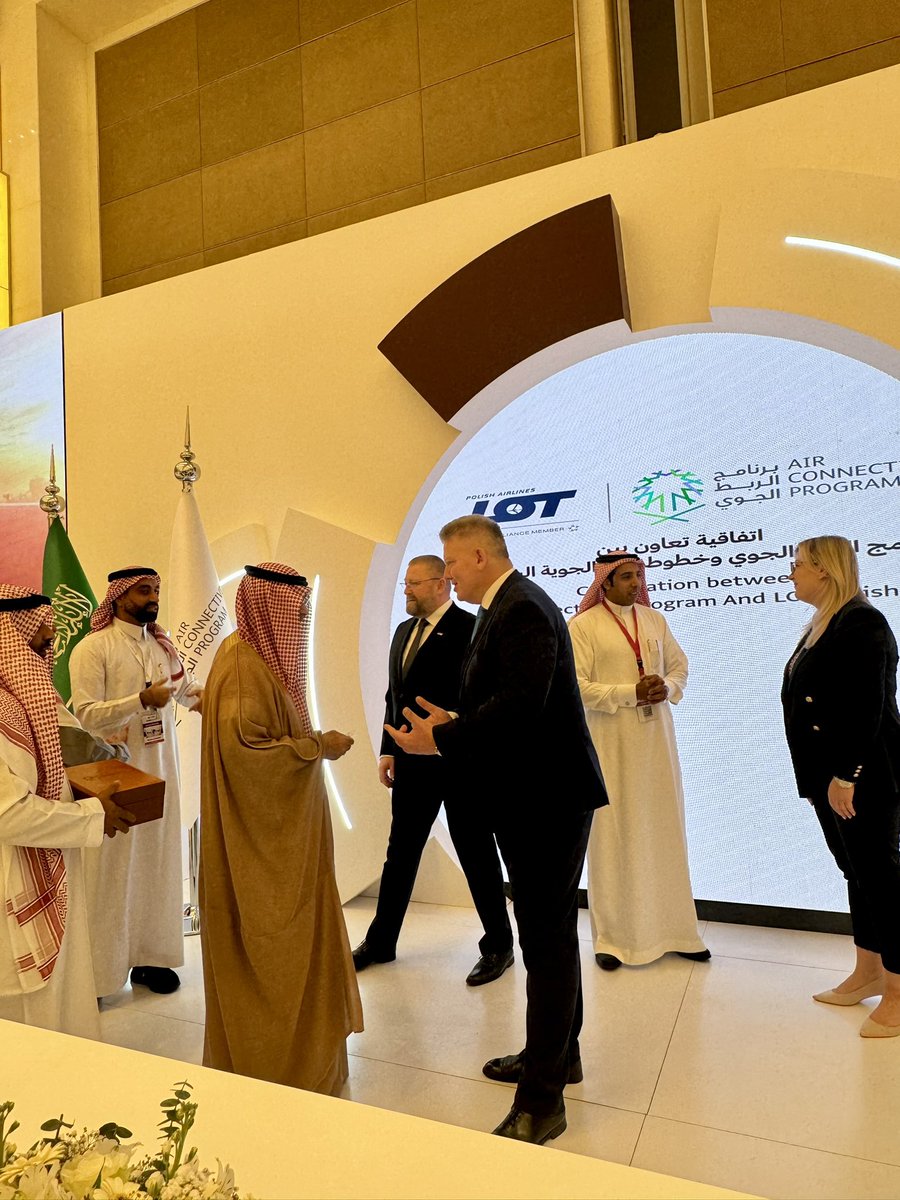 بعد عدة أسابيع مكثفة من الأنشطة الشاقة، يمكنني أخيرًا أن أؤكد رسميًا تدشين رحلات جوية مباشرة من وارسو إلى الرياض بواسطة الخطوط الجوية البولندية LOT اعتبارًا من 4 يونيو 2024

🇵🇱✈️🇸🇦
<a href="/LOTPLAirlines/">Polskie Linie Lotnicze LOT</a> 
#ICAN2023Riyadh
#PLLLOT
