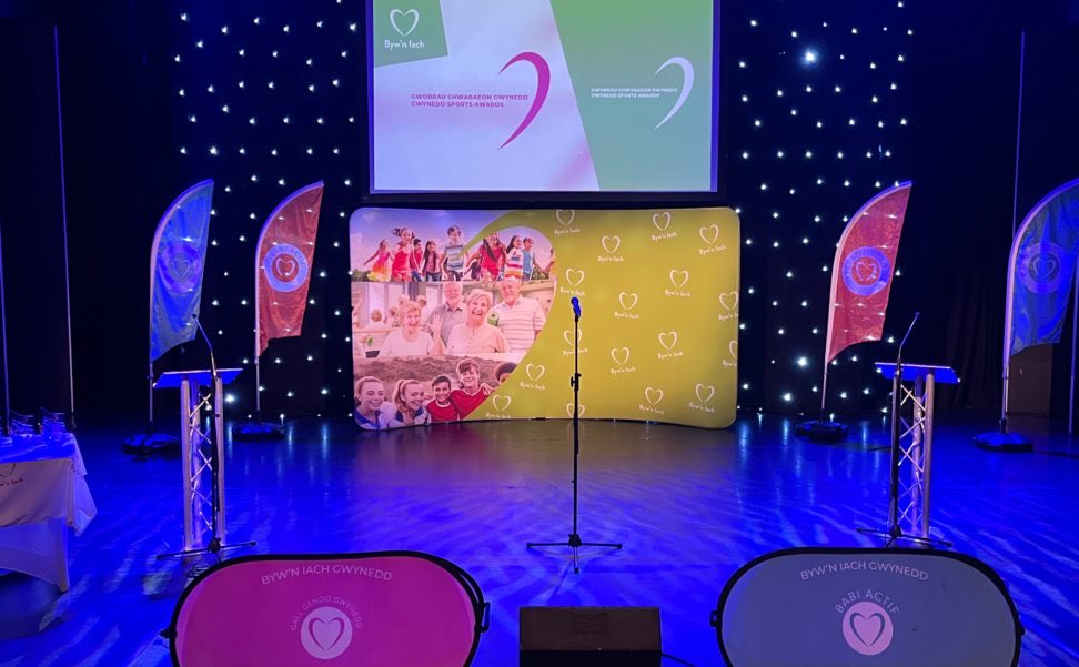 Wel am noson!
Diolch i bawb wnaeth gyfrannu at Seremoni Gwobrau Chwaraeon Gwynedd 2023!
Yr holl enwebwyr, cefnogwyr a rhai oedd wedi cyrraedd y rhestr fer &amp;
<a href="/gruffydd_wyn/">GRUFFYDD • WYN</a> @_GALERI_ #sportspicturescymru <a href="/cofiorobin/">cofiorobin</a> <a href="/CyngorGwynedd/">Cyngor Gwynedd</a> <a href="/gogcymruactif/">Gogledd Cymru Actif</a> <a href="/caernarfon360/">Caernarfon360</a> <a href="/mogsjos/">Morgan Jones 🏴󠁧󠁢󠁷󠁬󠁳󠁿🇪🇺</a>   a mwy!