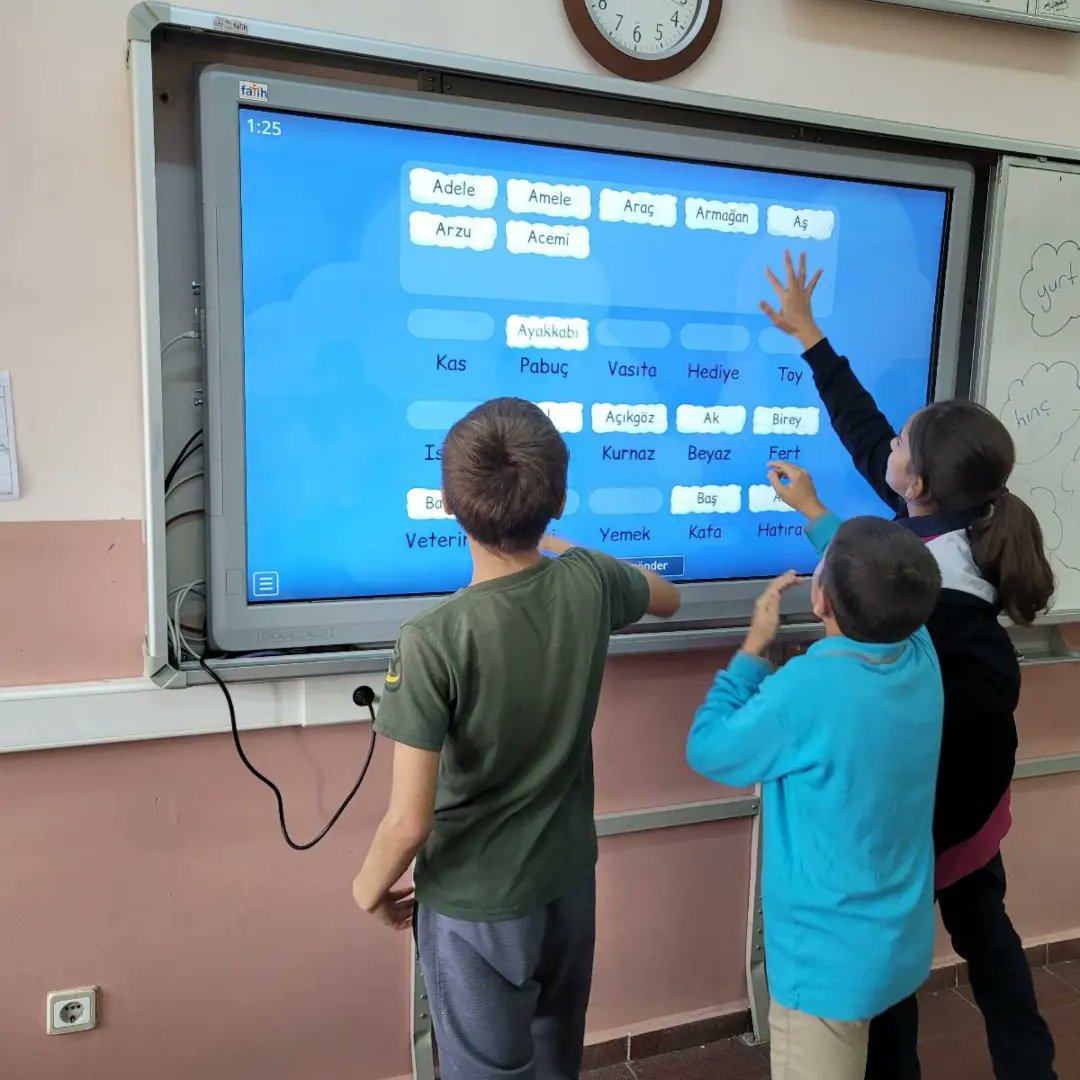 "Dilimizin Zenginlikleri" projesi kapsamında klasik eserlerimizden "Dede Korkut Hikâyeleri" okunmuş, metinlerden eş anlamlı sözcükler incelenmiş ve "Bilen oturur" etkinliği yapılmıştır. 

<a href="/EskisehirMem/">Eskişehir İl Milli Eğitim Müdürlüğü</a> <a href="/inonu_milli/">İnönü İlçe Milli Eğitim Müdürlüğü</a>