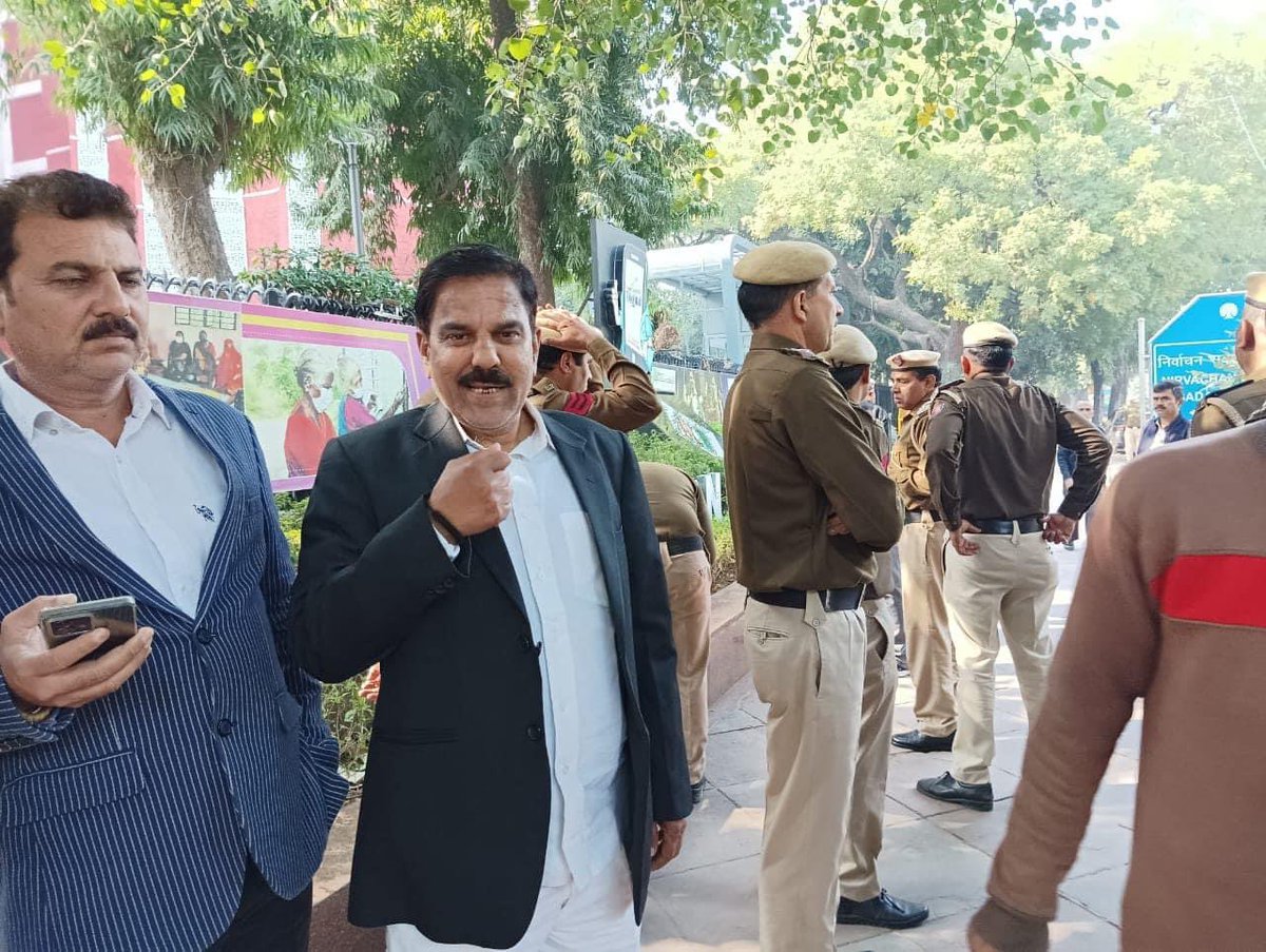 1HarshDevSingh's tweet image. दिल्ली में भारी पुलिस तैनाती के बीच पैंथर्स पार्टी का इलेक्शन कमिशन के बाहर प्रदर्शन। 
जम्मू कश्मीर में विधानसभा चुनाव क्यों नहीं - हर्ष देव