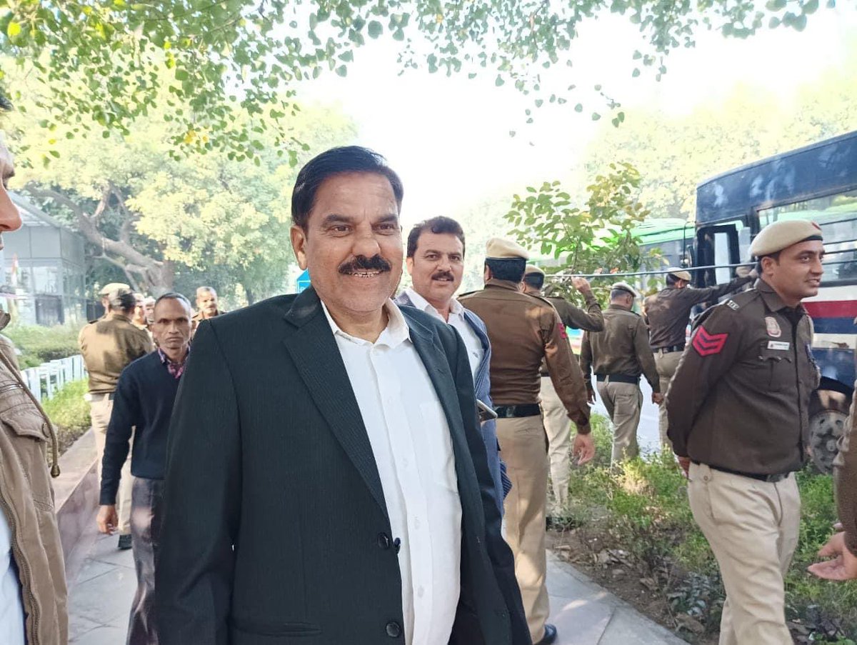 1HarshDevSingh's tweet image. दिल्ली में भारी पुलिस तैनाती के बीच पैंथर्स पार्टी का इलेक्शन कमिशन के बाहर प्रदर्शन। 
जम्मू कश्मीर में विधानसभा चुनाव क्यों नहीं - हर्ष देव