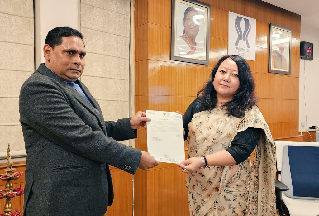 #NCTE: Northern Regional Committee of NCTE was awarded for organizing the maximum no. of #Swachhata campaigns in TEIs as part of DARPG #SpecialCampaign3.0 commenced between 2 OCT-12 NOV 2023.
Ms. Kesang Y. Sherpa IRS, MS, NCTE handed a trophy to NRC for securing the 1st Position.