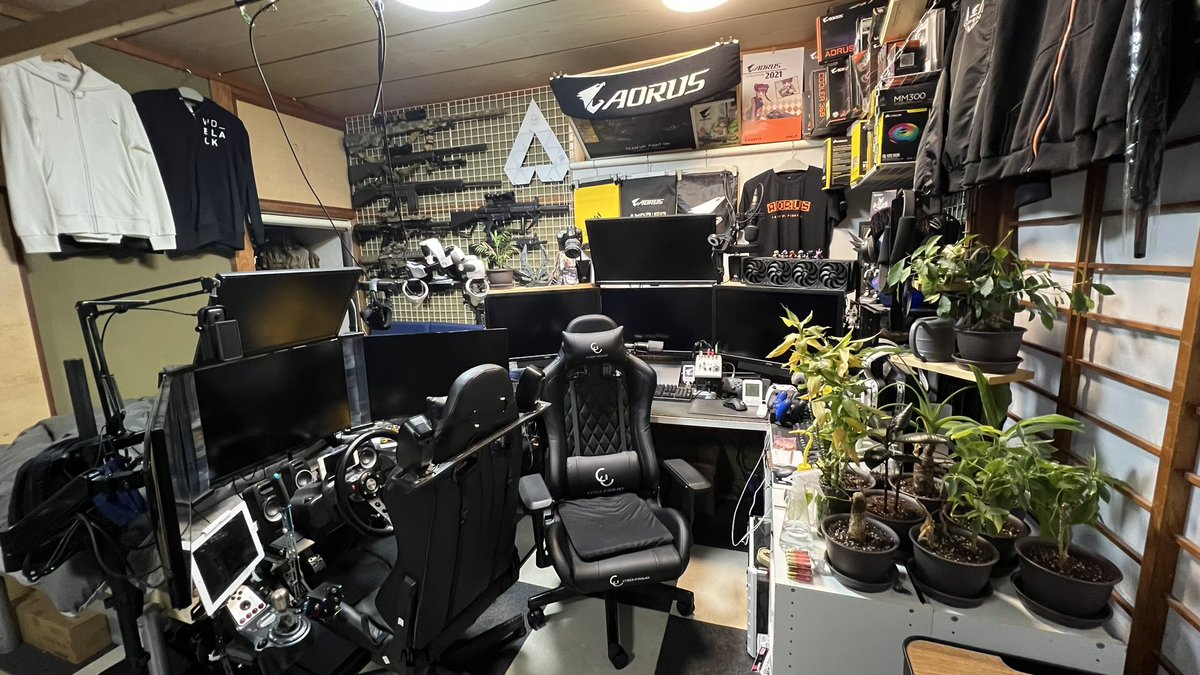 lovesilvias15's tweet photo. 部屋全体は初出し
ライティングや部屋を暗くせず、誤魔化し無しガチの現状
#2023年
#お前らのPCデスク周り晒してけ 
#お前らのPCデスク周り晒していけ
#趣味部屋 
#ハンコン
#ドライブシュミレーター 
#エアーガン
#ガンラック 
#トレーニングルーム 
#ホームジム https://t.co/JmNLoaLdXI