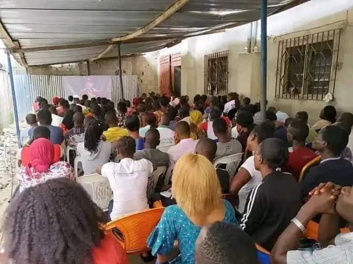 MelEssisKouadio's tweet image. HANN🇨🇮

QNET:

Le monsieur me fait asseoir dans un bureau à yopougon et me dit:

《Je fais du marketing réseau précisément QNET. Je souhaite que tu débourses la somme de 480 000 frs CFA pour adhérer 》.

Je lui pose la question de savoir ce que j&apos;obtiendrais si j&apos;adhère à QNET.…