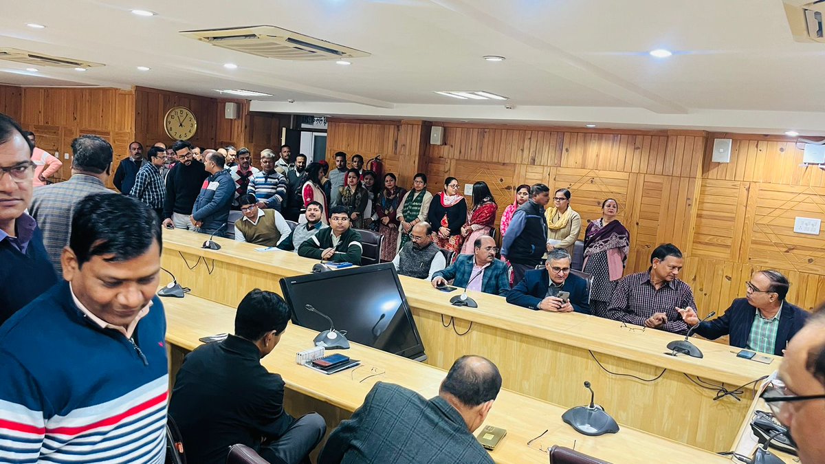 डॉ भीमराव अंबेडकर के 67वें परिनिर्वाण दिवस पर कार्यालय में पुष्पांजलि सभा का आयोजन किया गया तथा बाबा साहब के चित्र पर पुष्प अर्पित किए गए, यह दिवस हम सबको बाबा साहब द्वारा प्रतिपादित सिद्धांतों पर चलने के लिए  प्रेरणा देता है 🙏 
#BRAmbedkar  <a href="/UPGovt/">Government of UP</a> <a href="/CMOfficeUP/">CM Office, GoUP</a> <a href="/InfoDeptUP/">Information and Public Relations Department, UP</a>