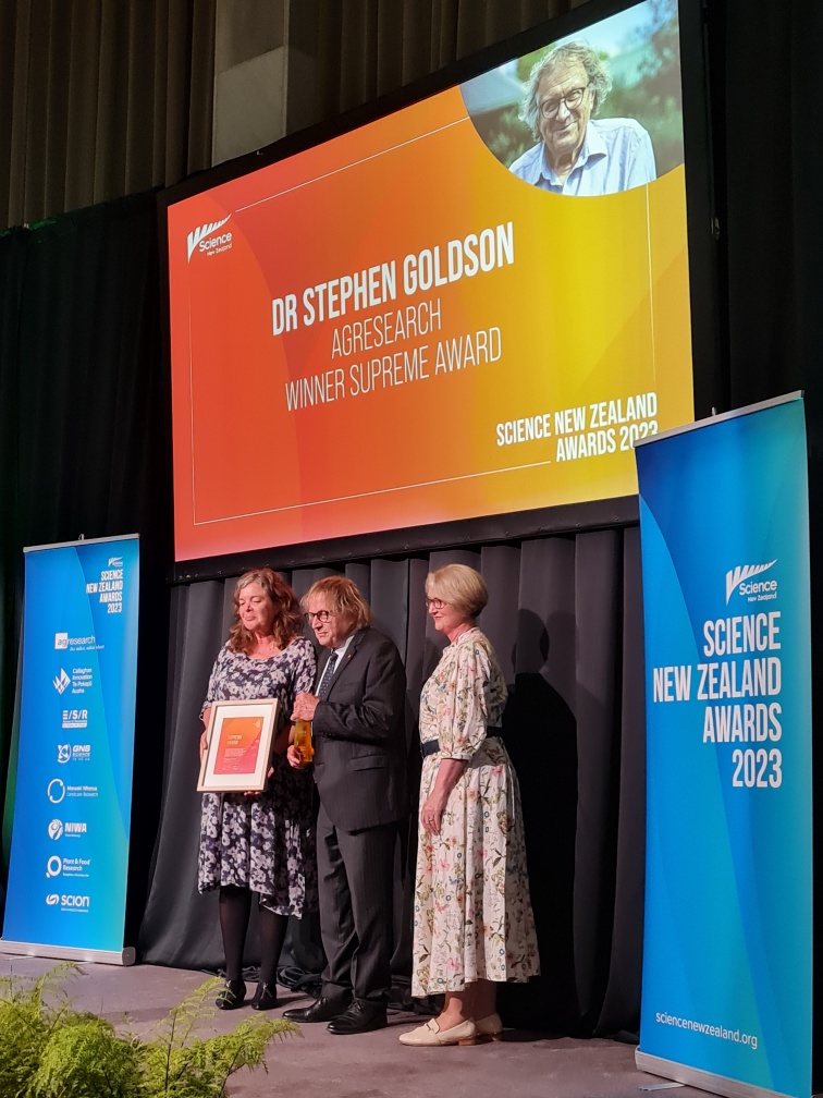 AgResearchNEWS's tweet photo. What a career, and what a contribution to NZ! Our Emeritus scientist Stephen Goldson was tonight honoured with the Supreme Award at the 2023 @science_nz Awards, selected from the best of the Crown Research Institutes 👏 https://t.co/Bl5oIiQxSv