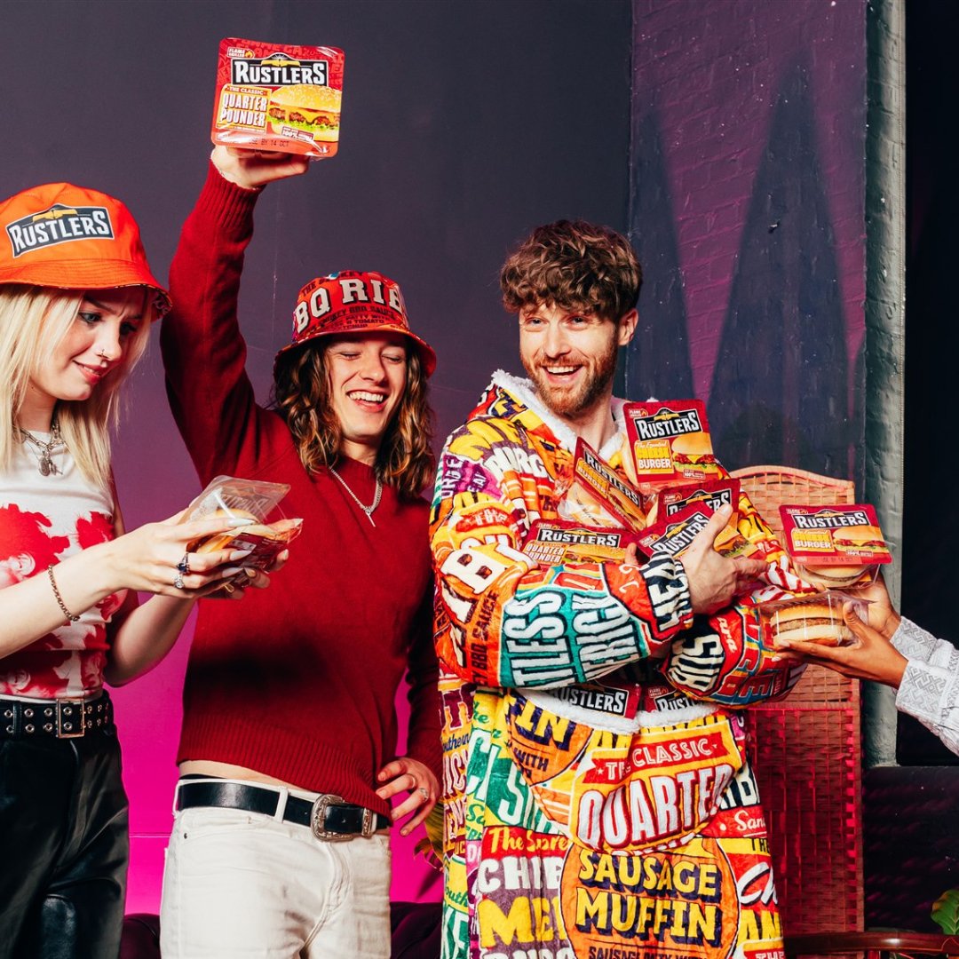 KepakTrade's tweet image. Christmas has come early! 🎄🎅We're giving away one of our branded hooded blankets and a £25 Amazon voucher to one lucky retailer. 

To enter, follow our page, retweet this post and comment your store name. Ends 08.12.23 at 12pm. 

 #BigNightIn #BetterThanYouThink