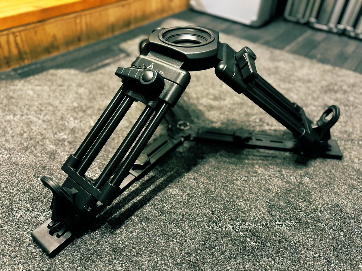 TimecodeLab's tweet photo. お恥ずかしい話、いままで当ラボにはローアングル三脚がありませんでした_(:3ゝ∠)_
必要とするロケが増えてきたため E-IMAGE EI-7501 を導入。
・高さ：260-490mm ・ボール径：75/100mm ・最大荷重：50kg
小さいながら、ずっしりしたローアングル三脚です。収納バッグ付属。
#EIMAGE #EI7501
#三脚 https://t.co/9i1UijfCkC