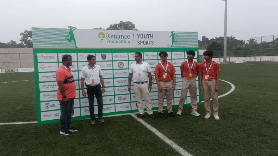 SAI_Edu_In's tweet photo. Exciting News! SAIoneers emerg triumphant in the Reliance Cup Football Tournament on December 3, 2023! With a thrilling 3-2 victory against ODM Global School, our football team showcased exceptional skills and teamwork.
#RelianceCup #Champions #FootballVictory https://t.co/Gu3ZDVsxqt