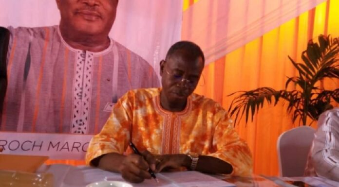 IscoIssoufou's tweet image. Dans un communiqué ce 5 décembre 2023, l’ex parti au pouvoir, le Mouvement du peuple pour le progrès (MPP), a dénoncé « l’arrestation et la séquestration » de certains membres de son bureau politique national (BPN) et membres de son personnel.
« Le lundi 4 décembre 2023