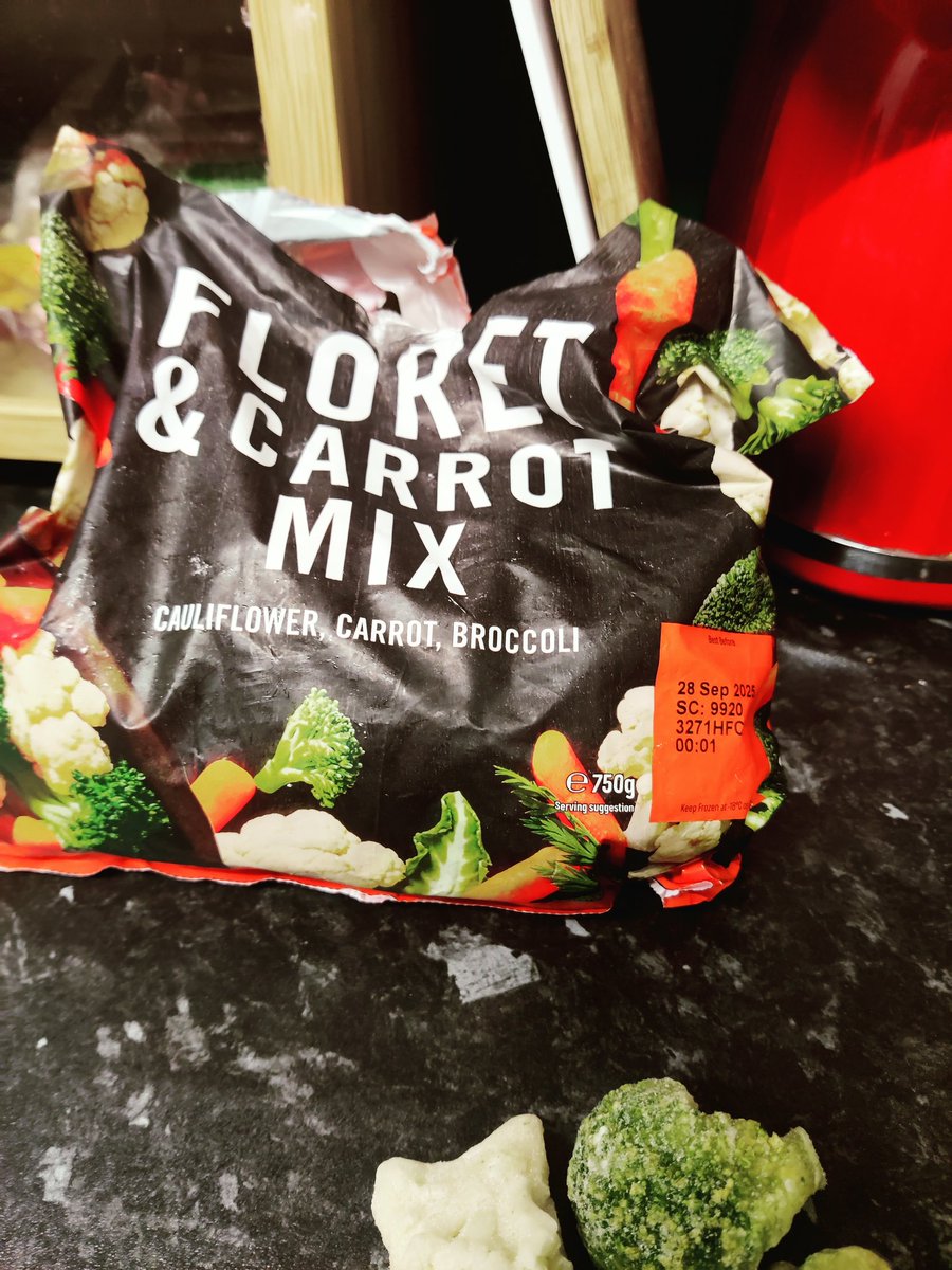 TheLady1971's tweet photo. @IcelandFoods very disappointed when I opened this pack and there were only 3 florets of broccoli and a few smaller pieces. The cauliflower wasn't much better,It was mainly carrots! https://t.co/wWmN0gsnOi