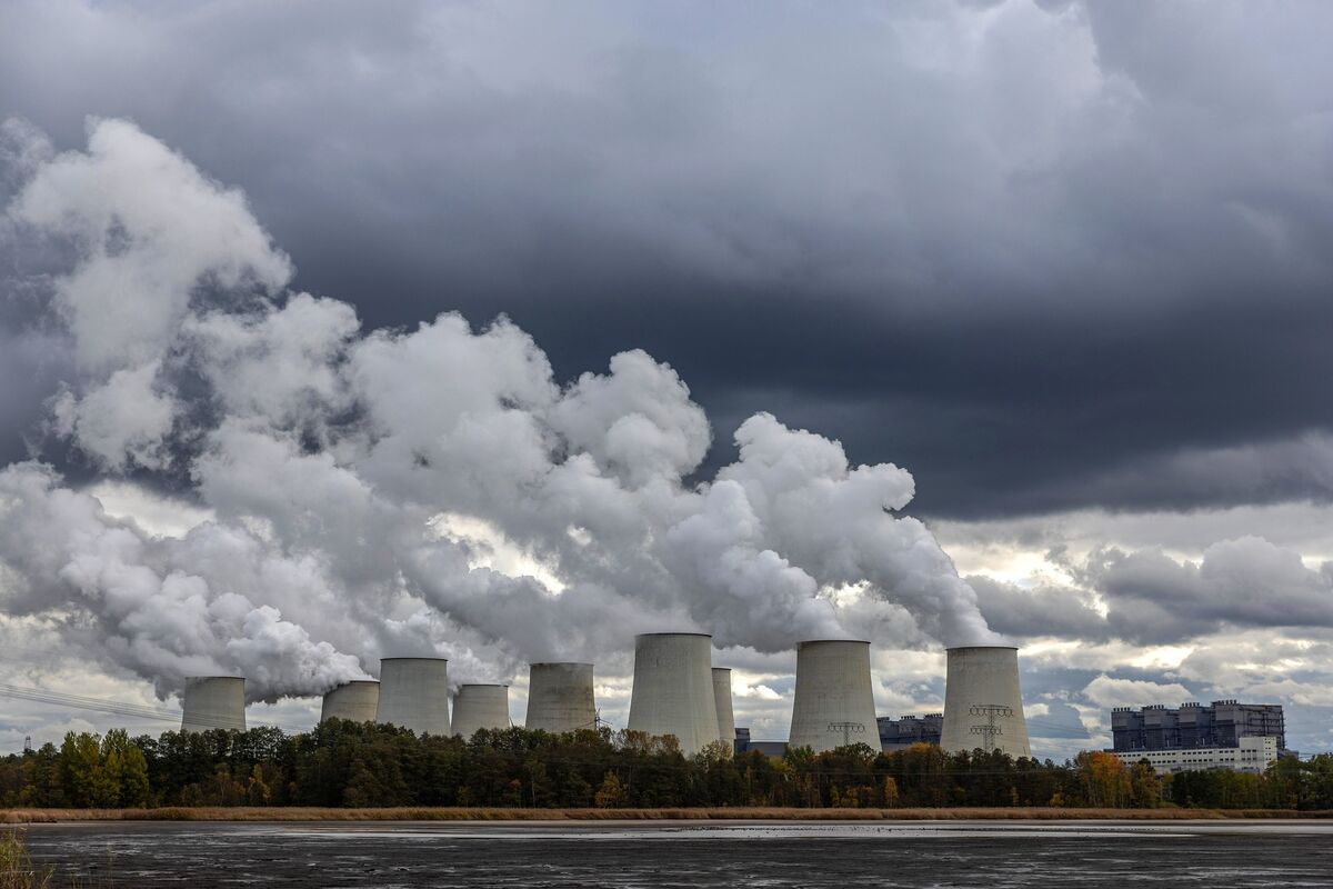 TKnaust's tweet photo. Scientists cited by Bloomberg suggest 2023 #emissions will hit what the headline writer calls a "record peak". That raises a key question, though: Is it really a "peak" or have we only reached the lower slopes, with many metres still left to reach the top? https://t.co/cugAIu9W9X https://t.co/FhsTVfEZub