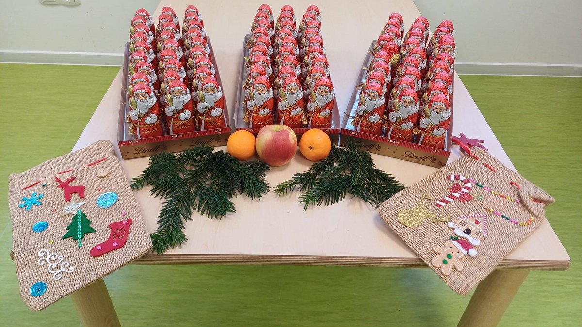 Die Kinder der BRK Rautenzwerge wurden heute vom St. Nikolaus überrascht. Mit seinen Geschenken sorgte er für leuchtende Kinderaugen. 🧦🎁 Dank Spenden von der Firma @prebeck_stahlbau  und @edekamoder  aus Furth konnte der Elternbeirat die Nikolaussäckchen lecker befüllen.