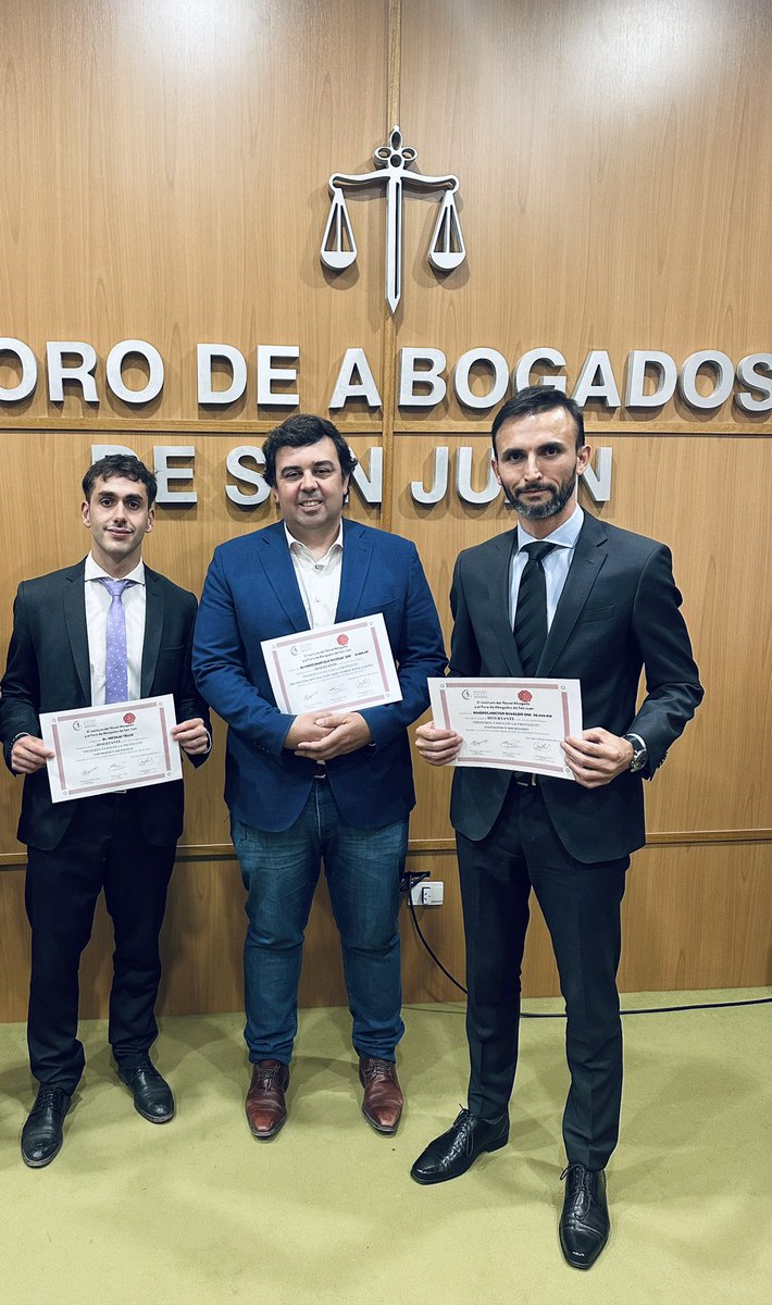 Con Nicolás Tello en el cierre de capacitaciones para nóveles abogad@s. Contentos de disertar sobre sociedades, y agradecidos por la distinción que nos entregaron.
Una ocasión especial por ser la última actividad formativa con mi amigo Marce Álvarez como presidente. 🙂❤️