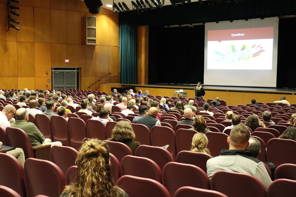 AbingtonSenior's tweet photo. On Monday, newly appointed ASHS Principal, Dr. Alice Swift, had an opportunity to meet with teachers and staff to introduce herself and talk about her plans for when she officially begins the role at the end of January. #ASDProud #OneASD https://t.co/FKZaUzTE08