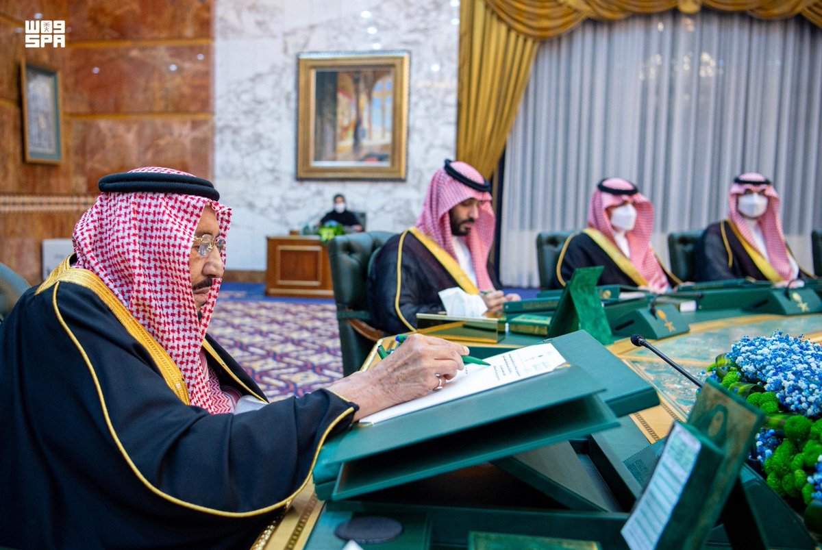 #مجلس_الوزراء يستعرض بنود الميزانية العامة للدولة للعام المالي 1445 / 1446هـ ( 2024م )، ويصدر قراره بشأنها متضمناً ما يلي :

١ - تُقدّر الإيرادات بمبلغ (1,172,000,000,000) ألف ومائة واثنين وسبعين مليار ريال.
٢ - تُعْتَمد المصروفات بمبلغ (1.251.000.000.000) ألف ومائتين وواحد