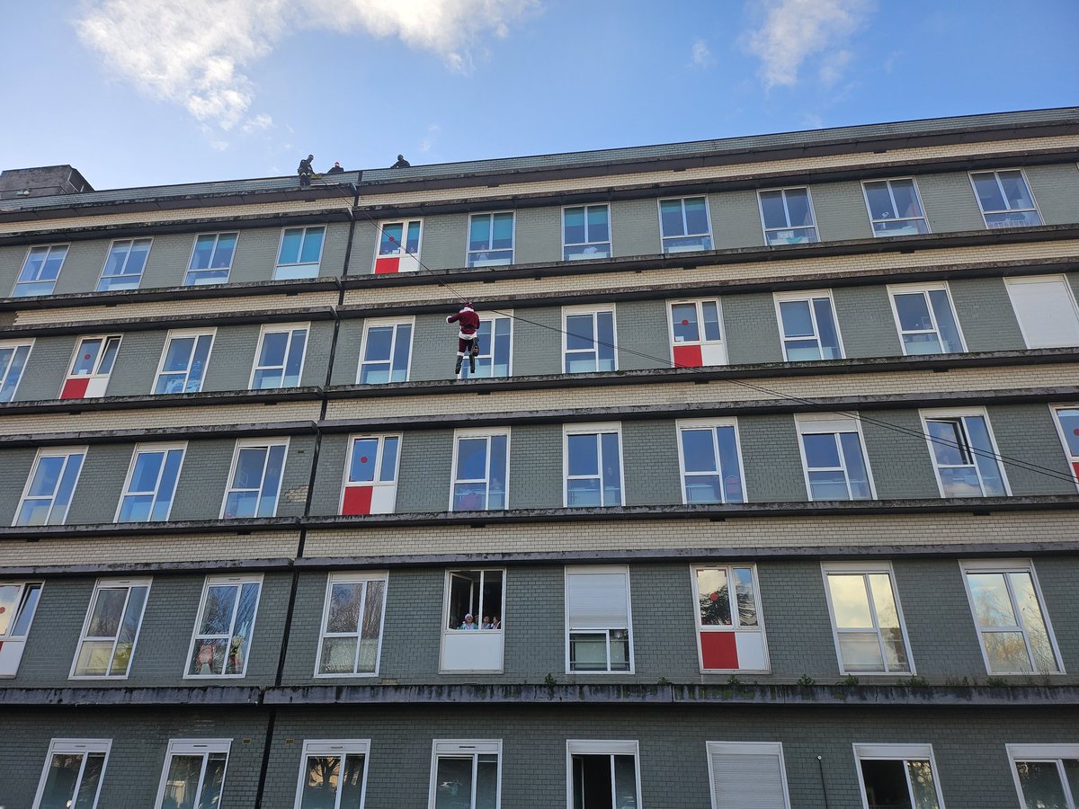 AdelineMllt's tweet photo. Ce sont les ERIS, les "forces spéciales" de l'administration pénitentiaire qui s'entraînent sur les façades de l'hôpital. Pour le plus grand bonheur des petits (et grands) patients ! #lens https://t.co/86KfayqSBd