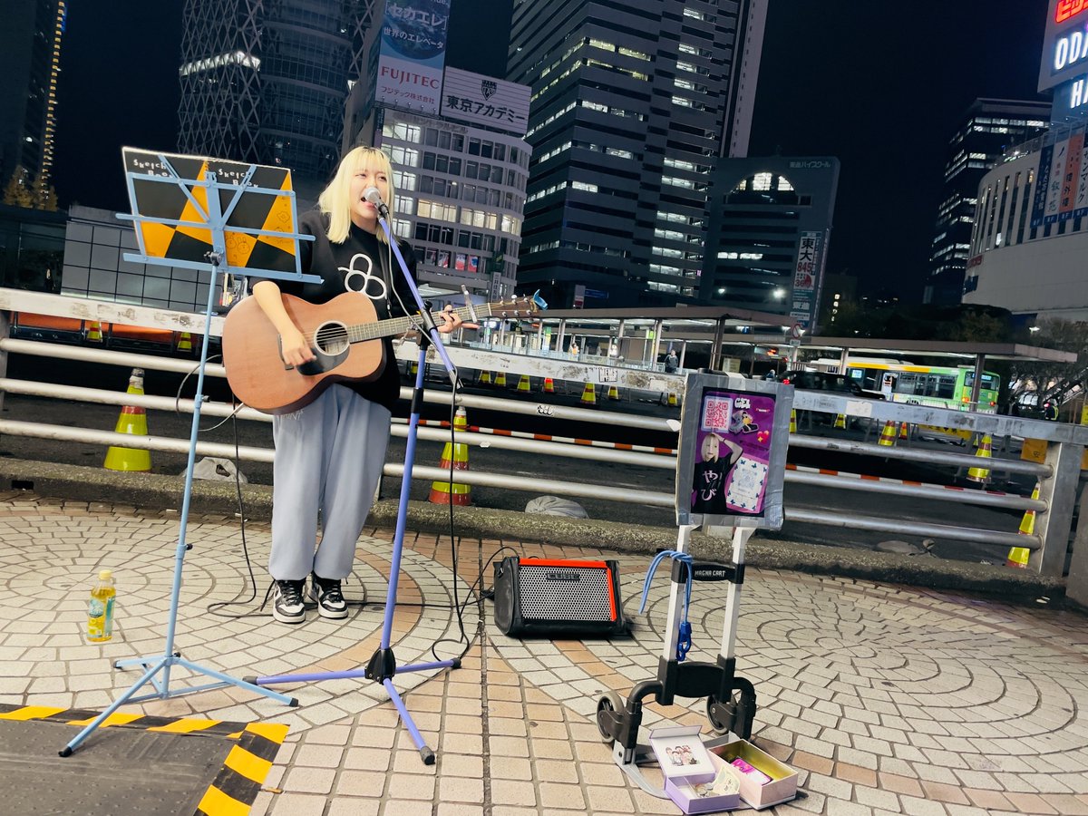 takeC_wing's tweet photo. ライブの帰り道、新宿でCiELのやびさんが路上ライブやってるというのでちょいと見に行って来た。弾き語りも中々良い感じだね
#しらんけど
#CIiEL
#路上ライブ https://t.co/vsBOEGMCEs