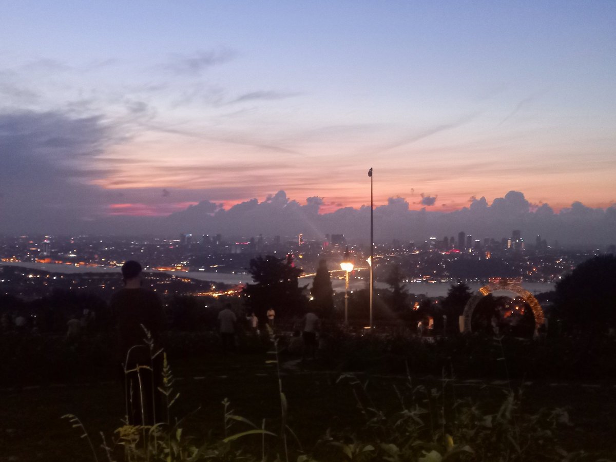 Hep yarım kaldı sanıyoruz,
belki de tamamı o kadardı...

#objektifimden
#iyiakşamlar 
#çarşamba