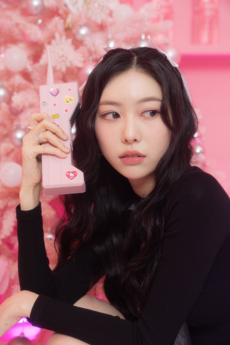 janeeexxyeon's tweet photo. ☎️여보세요? 뭐라구요?! 제인이가 팬 분들을 위한 생일 카페를 연다구요?! 🎀🍓🫢💗 생일 기념 깜짝 이벤트 많이 많이 놀러오세요🫶🏻

📍음료 주문시 생일카페 포스터를 꼭! 보여주세요🫶🏻 (일 한정 굿즈 수량 소진 시 컵홀더만 제공됩니다😭) https://t.co/oIV7mZBGEQ
