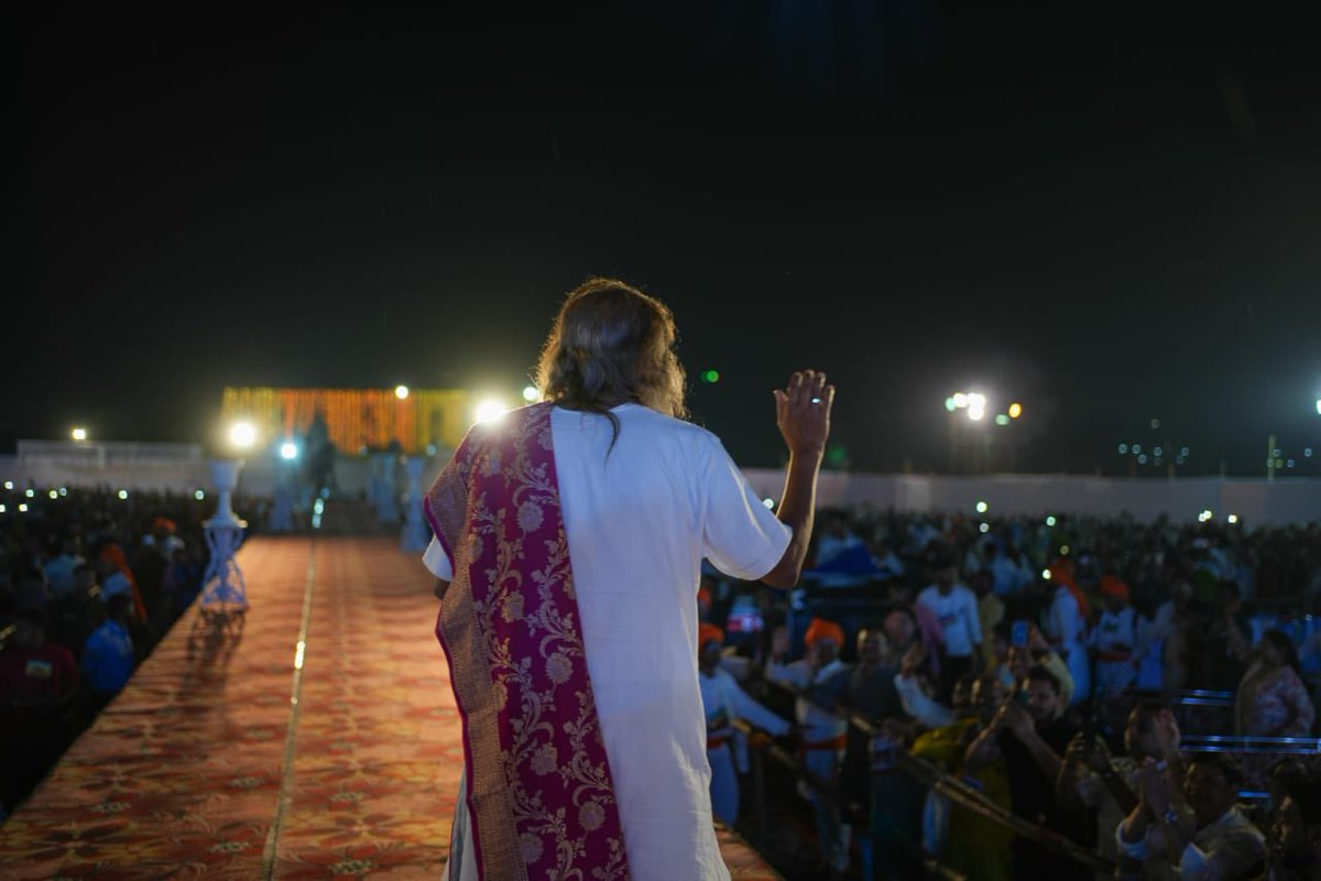 Gurudev's tweet photo. An evening of music, wisdom &amp; meditation in Durgapur, West Bengal! https://t.co/xcjSWJKMql