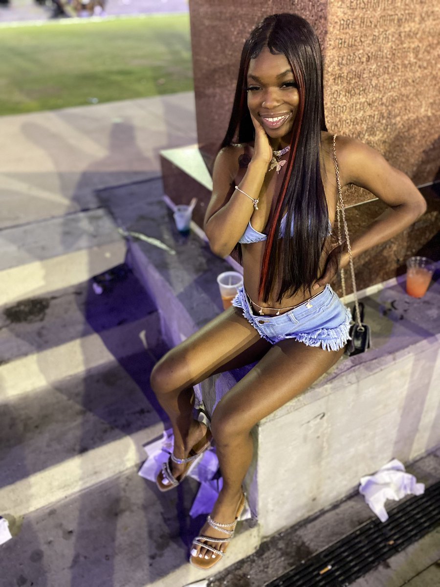 22_Mochaa's tweet photo. My skin so sexy I’m so pretty 😝🤎😋 https://t.co/eaaIalwJjW