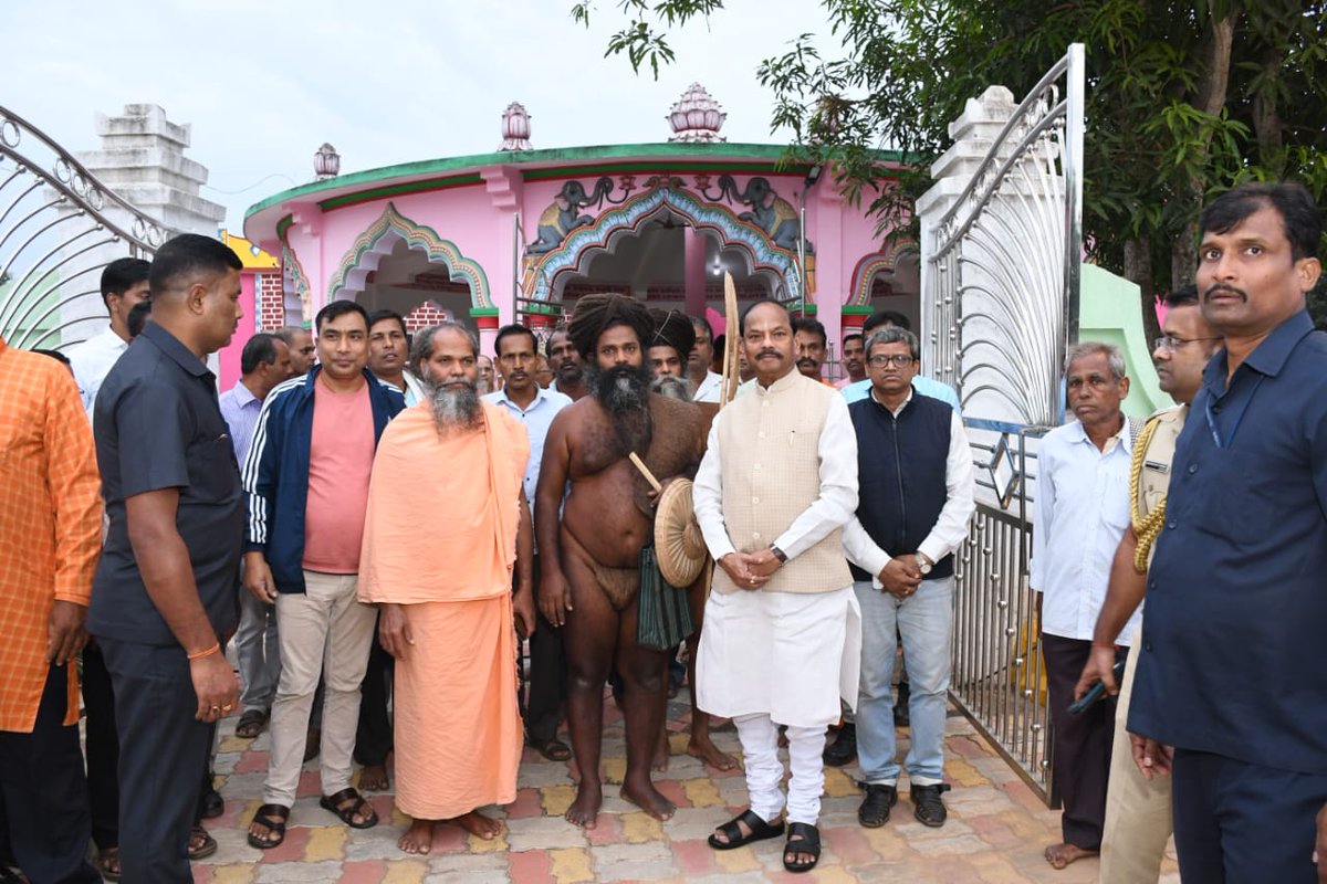 ମହାମହିମ ରାଜ୍ୟପାଳ ଶ୍ରୀଯୁକ୍ତ ରଘୁବର ଦାସ ଦାୟିତ୍ୱ ଗ୍ରହଣ କରିବାପରେ ପ୍ରଥମଥର ଢେଙ୍କାନାଳ ଜିଲ୍ଲା ଗସ୍ତରେ ଆସି ପୂର୍ବାହ୍ନରେ କପିଳାସ ପୀଠାଧିଶ ପ୍ରଭୁ ଶ୍ରୀ ଶ୍ରୀ ଚନ୍ଦ୍ରଶେଖରଙ୍କ ଦର୍ଶନ କରି ପୂଜାର୍ଚ୍ଚନା କରିଛନ୍ତି l ଦର୍ଶନ ପରେ ସେ ମନ୍ଦିରର ପୂଜକମାନଙ୍କ ସହ ବାର୍ତ୍ତା ବିନିମୟ କରିଥିଲେ l