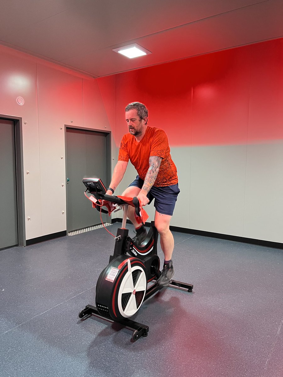 ShaunPhillipsEd's tweet photo. Trying out our new chamber for myself.  30 mins at 30 degrees, and colour-coordinated between lights and outfit. 👍

#UOEnvironmentalHPL #sportandexercisescience #environmentalchamber #environmentalphysiology @SportingEdgeUK https://t.co/i9OFM6XeS3