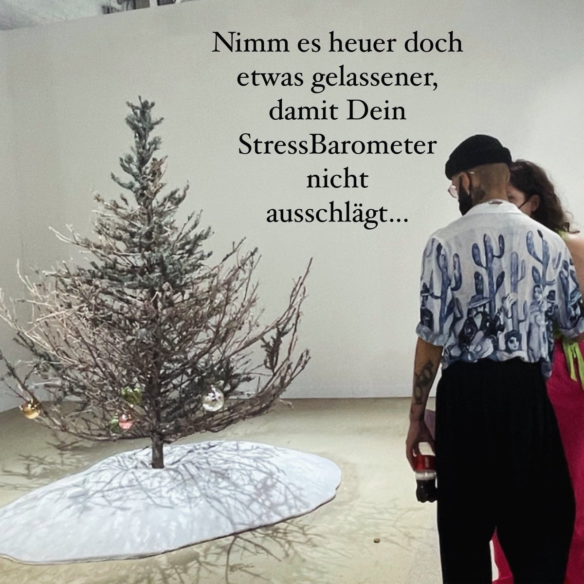 Du musst nicht den Preis für den schönsten Weihnachtsschmuck, die besten Kekse und die tollsten Geschenke bekommen. Wichtig ist viel mehr, dass Du Dir ein paar Glückshormone gönnst. Achte auf Dich und Dein Stresslevel. Komm gut durch die Vorweihnachtszeit.