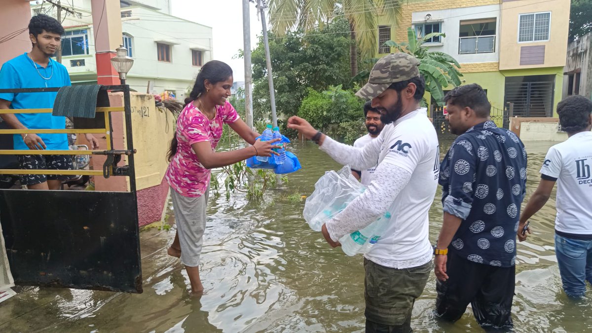 sriarchmedia's tweet photo. Kudos 👏 to @TharshanShant Director @Saravanan16713 &amp; #Naadu Team Distributing Foods at CTO colony west tambaram
#ChennaiFloods #ChennaiRain #HelpChennai #PleaseHelpOthers

@Mahima_Nambiar  @inba_ravikumar @csathyaofficial @shakthi_dop @ponkathiresh @artilayaraja @PraveenK209882 https://t.co/3iQq7hAIJC