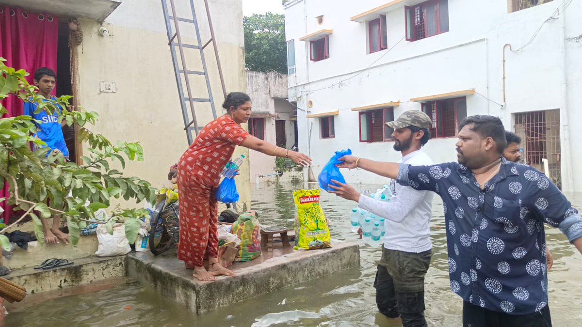 sriarchmedia's tweet photo. Kudos 👏 to @TharshanShant Director @Saravanan16713 &amp; #Naadu Team Distributing Foods at CTO colony west tambaram
#ChennaiFloods #ChennaiRain #HelpChennai #PleaseHelpOthers

@Mahima_Nambiar  @inba_ravikumar @csathyaofficial @shakthi_dop @ponkathiresh @artilayaraja @PraveenK209882 https://t.co/3iQq7hAIJC
