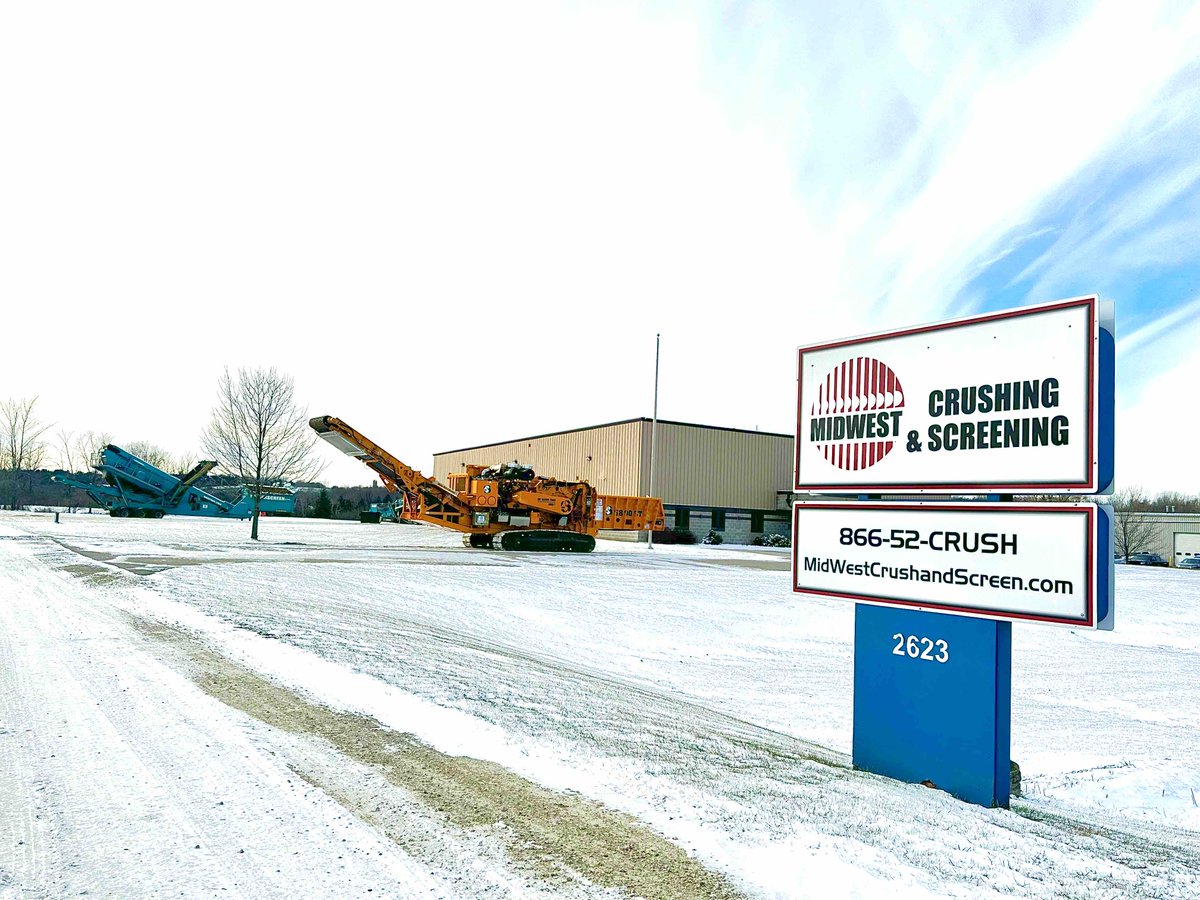 PowerscreenIL's tweet image. Give us a call today at 866.522.7874 to purchase the KING of the forest, the #CBI #6800CT #horizontal #grinder! This grinder is the best on the market and is the machine to beat! Call now! #gogreen #environmental midwestcrushandscreen.com