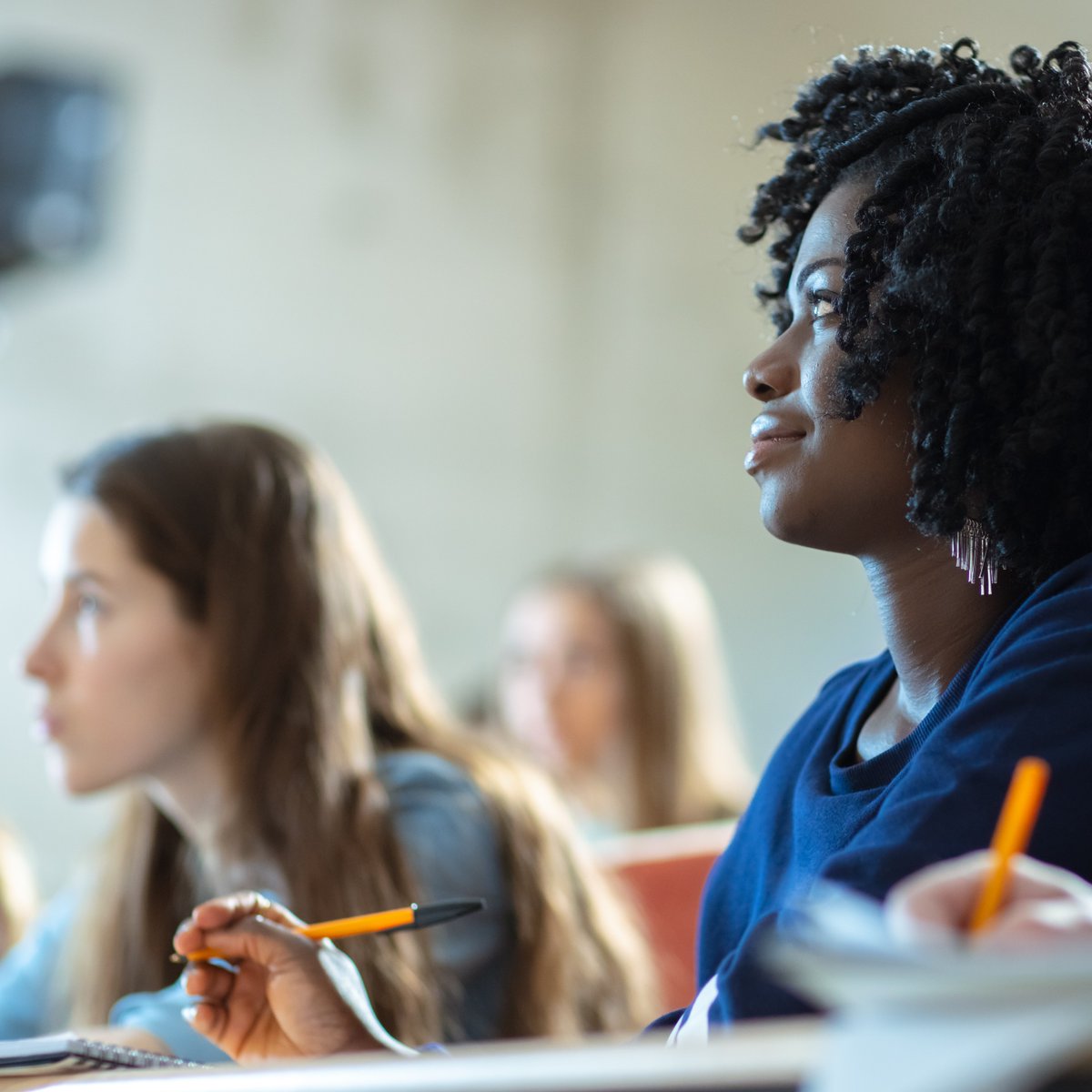 New research in @AeraOpen finds that students achieve better grades in college STEM courses when those classrooms have higher numbers of underrepresented racial-minority and first-generation college students. <a href="/dr_canning/">Elizabeth Canning</a> <a href="/mcmpsych/">Mary C. Murphy (marycmurphy.bsky.social)</a> aera.net/Newsroom/Study…