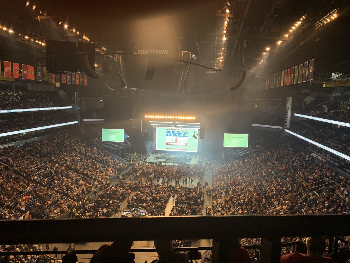 lynnwms's tweet photo. Still swooning over Keith Urban. #AllForTheHall https://t.co/KGXsK5XPeW