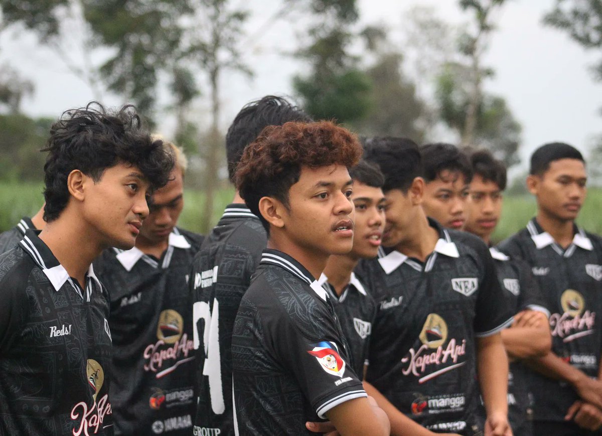 Redswm's tweet image. Sore ini manajemen Tim yg blm begitu akrab di telinga fans bola domestik, mengundang kami &amp;amp; mengapresiasi kinerja bareng tiga tahun. Naga Emas Asri adalah salah satu tim yg ketika itu tdk dipilih oleh member Equinoc jelang  kickoff. Menantang. Maturnuwun dr Jogja

#trustdisional