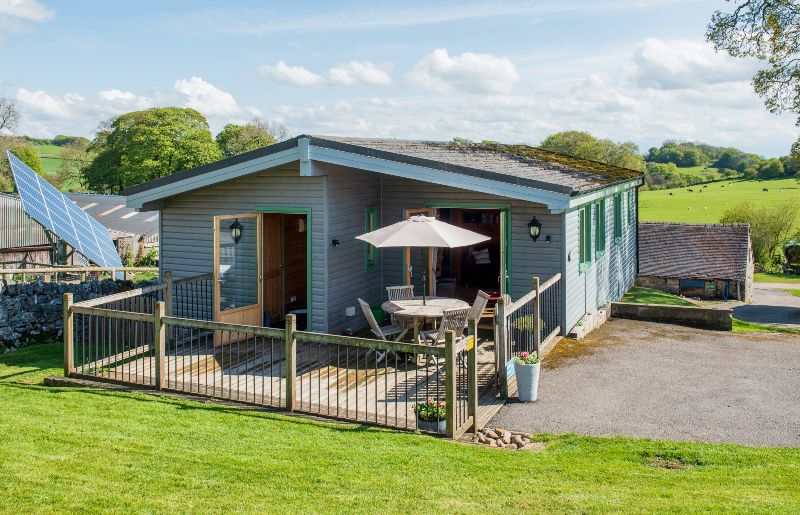 Experience the beauty of the Derbyshire hills with Hoe Grange Holidays! Located just outside Brassington and a short drive from Matlock. 🐴 Welcomes horses, dogs and small pets 🐾 weacceptpets.co.uk/Derbyshire/867 @HoeGrange #PeakDistrictRetreat #LogCabinLife #DerbyshireHills