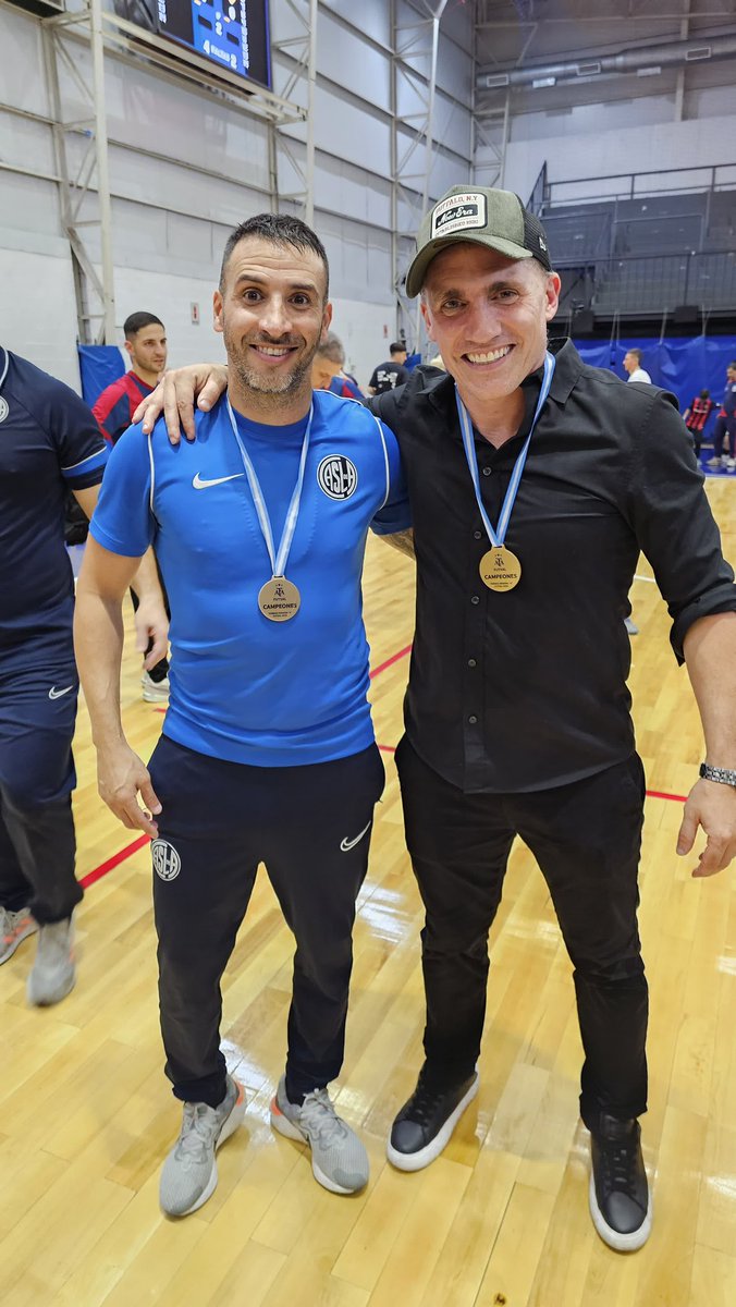 ¡Felicidades Campeones! 💙❤️🏆

Desde Senior Casla queremos felicitar a nuestros jugadores <a href="/figuantonelli/">Luciano Antonelli</a> , @brunojcalabria y a todo <a href="/caslafutsal/">CASLA Futsal</a> por el título obtenido.

#¡VamosCiclón! 💙❤️💙