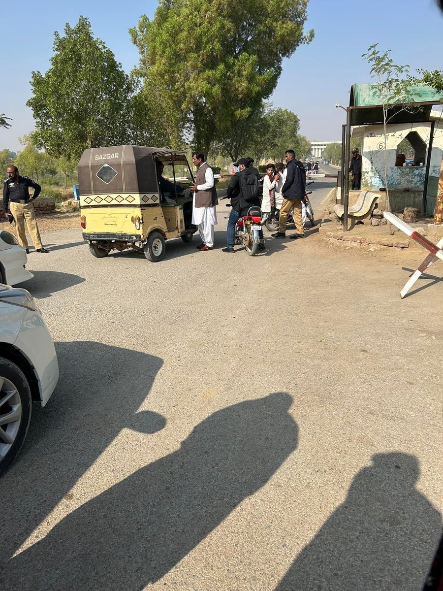 Janib_Alee's tweet photo. سندھ کہ تعلیمی اداروں سندھ یونیورسٹی اور زرعی یونیورسٹی میں ثقافتی دن پر پابندی کہ رد عمل میں طلبہ تنظیموں نہ ثقافتی دن کا اعلان کیا جس کو روکنے کہ لئے دو دن تک اداروں کو یرغمال کر کہ طلبہ کو روکنے کی کوشش کی مگر طلبہ تنظیموں نے مل ساری رکاوٹیں توڑ دیں اور بھرپور طریقے دن منایا. https://t.co/JHhmbOSnmf